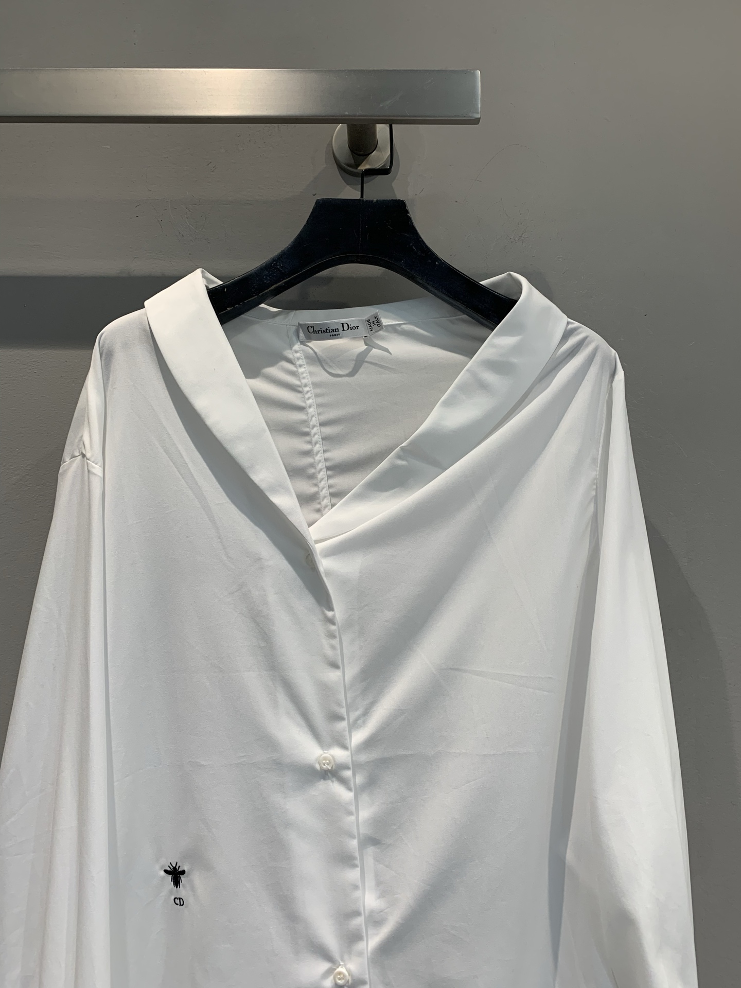 新款🔥出货啦📢 大货实拍 CD2025秋冬新款V领斜肩衬衣。以解构设计全新演绎衣橱里的经典单品。采用白色