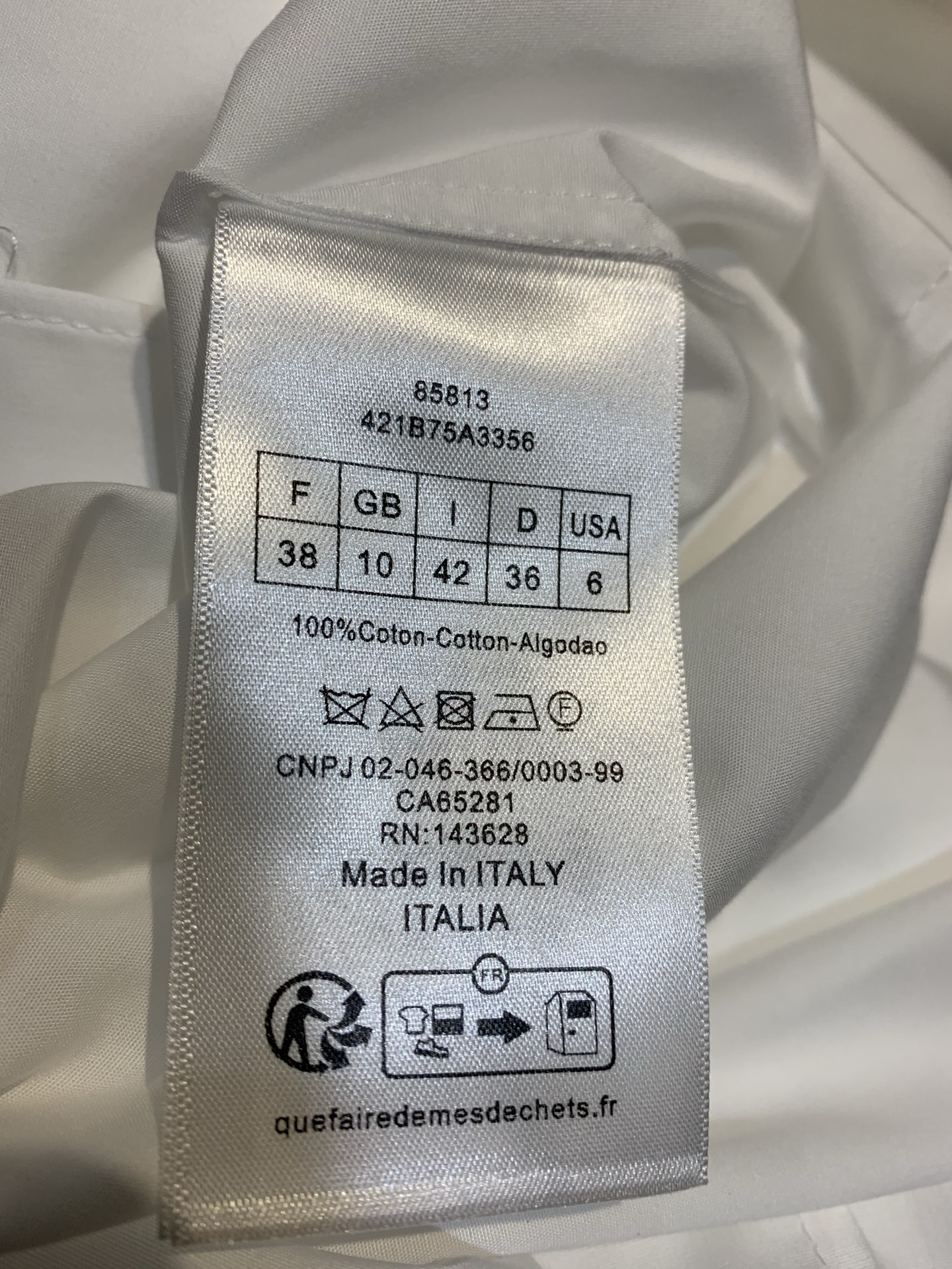 新款🔥出货啦📢 大货实拍 CD2025秋冬新款V领斜肩衬衣。以解构设计全新演绎衣橱里的经典单品。采用白色