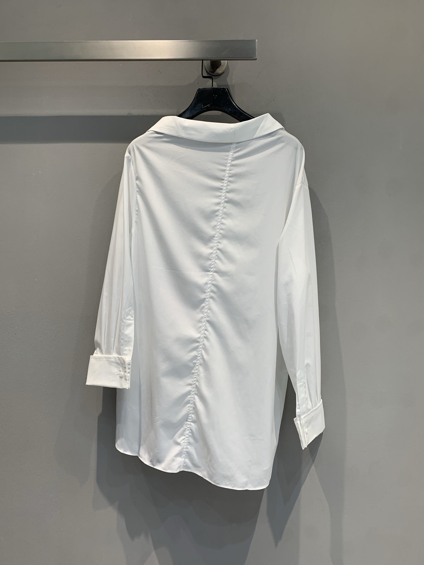 新款🔥出货啦📢 大货实拍 CD2025秋冬新款V领斜肩衬衣。以解构设计全新演绎衣橱里的经典单品。采用白色