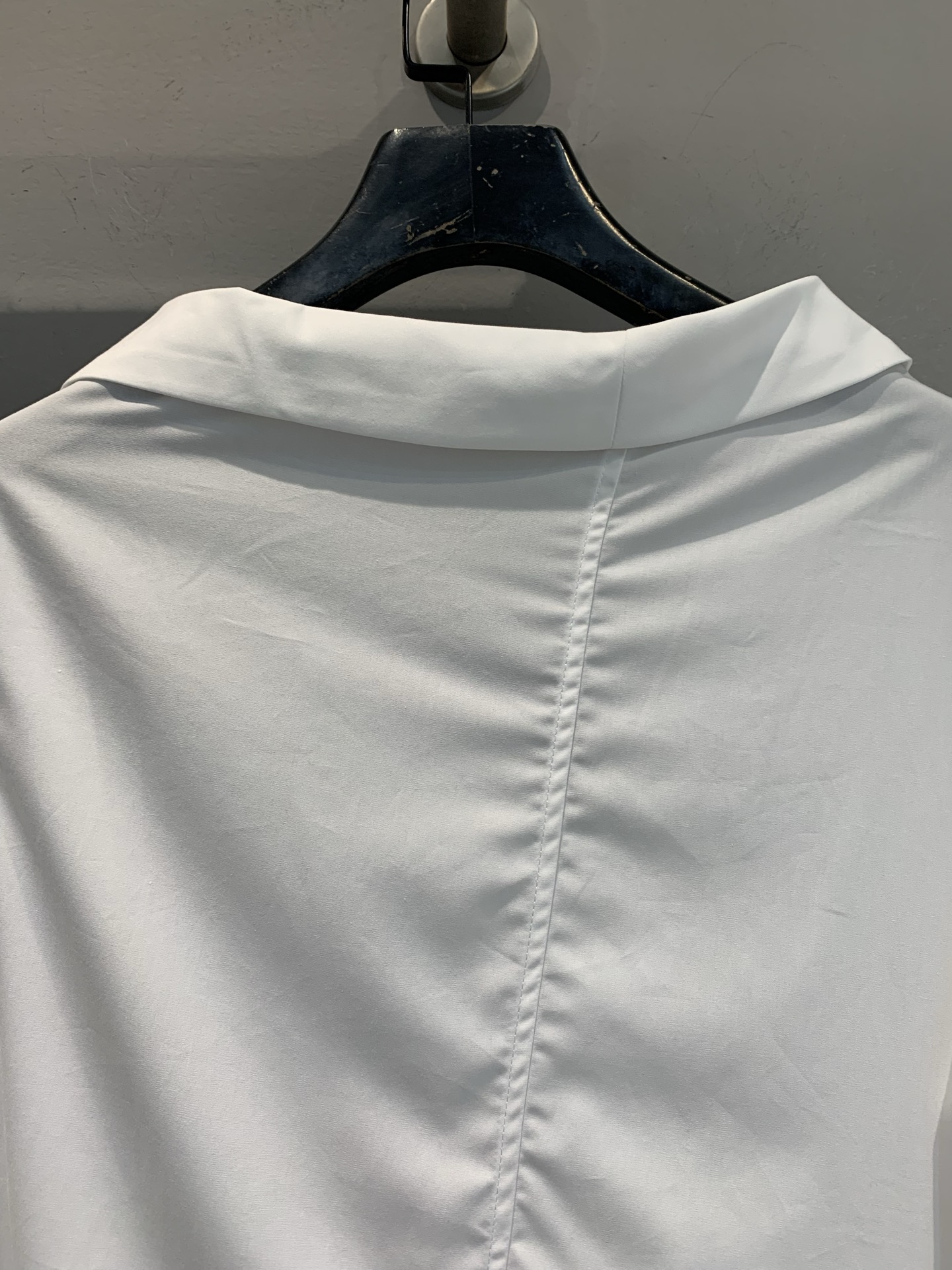 新款🔥出货啦📢 大货实拍 CD2025秋冬新款V领斜肩衬衣。以解构设计全新演绎衣橱里的经典单品。采用白色