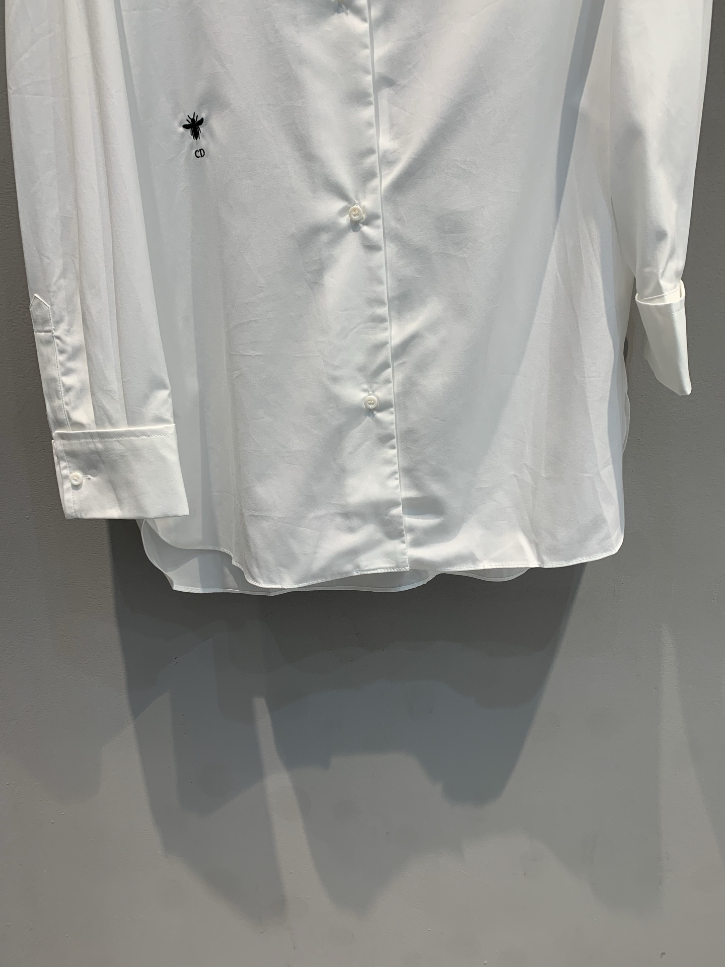 新款🔥出货啦📢 大货实拍 CD2025秋冬新款V领斜肩衬衣。以解构设计全新演绎衣橱里的经典单品。采用白色