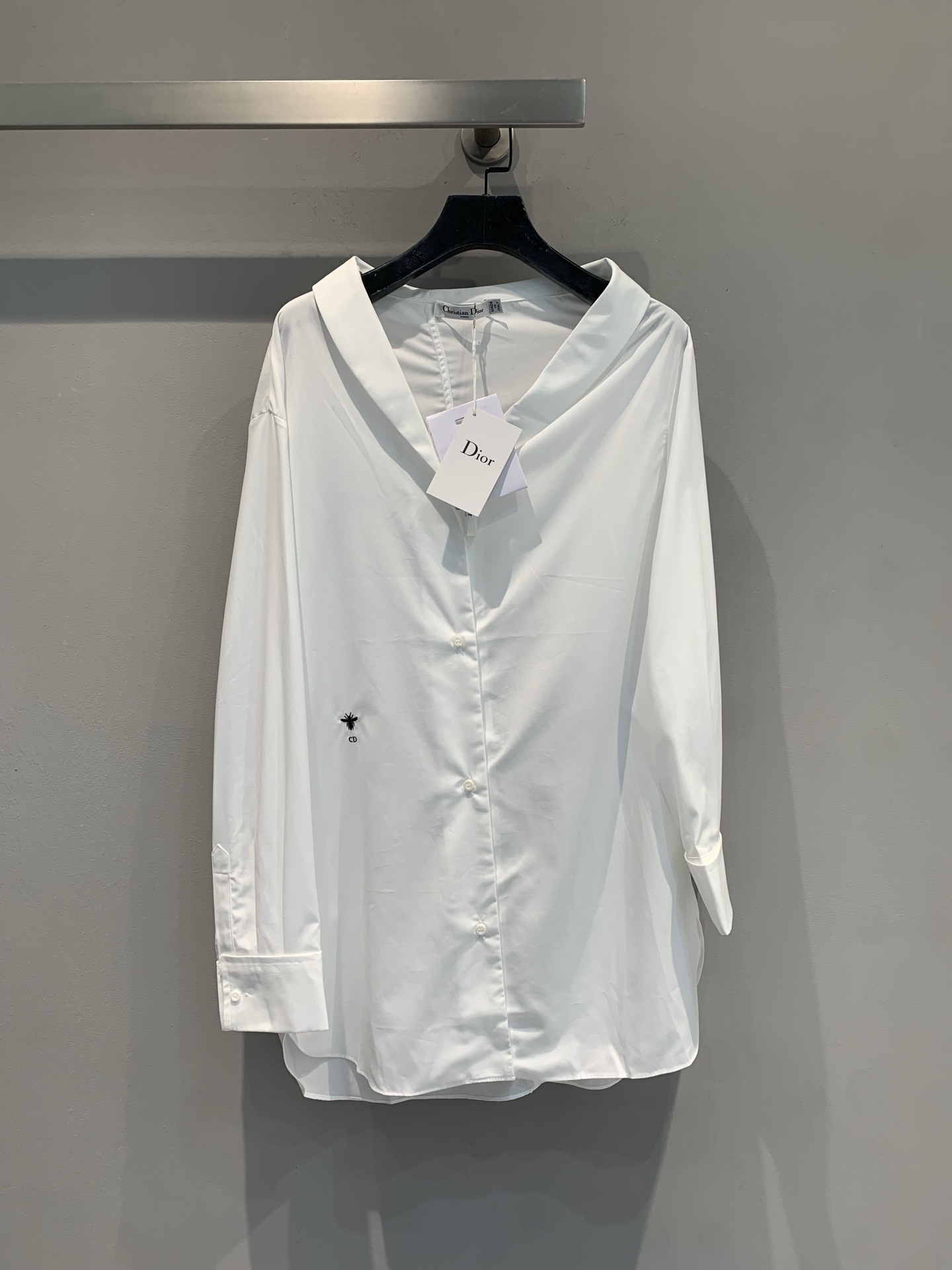 NO:564055,The new model is shipped M. Actual shot of the CD2025 autumn and winter new V-neck off-shoulder shirt. A new interpretation of the classic item in the wardrobe with a deconstructed design. It is carefully made of white cotton poplin, with an asymmetrical collar and an off-the-shoulder design on one side. The front button closure can be worn with trousers or skirts from the series to create a haute couture style. Size 36 38 40,, skirts, alexander wang19860909新款出货啦M大货实拍 CD2025秋冬新款V领斜肩衬衣.以解构设计全新演绎衣橱里的经典单品.采用白色棉府绸精心制作,不对称衣领,一侧采用露肩设计.正面纽扣开合,可搭配该系列的长裤或半身裙穿着,打造高订风格造型 码数36 38 40,,skirts,alexander wang,Women's clothing