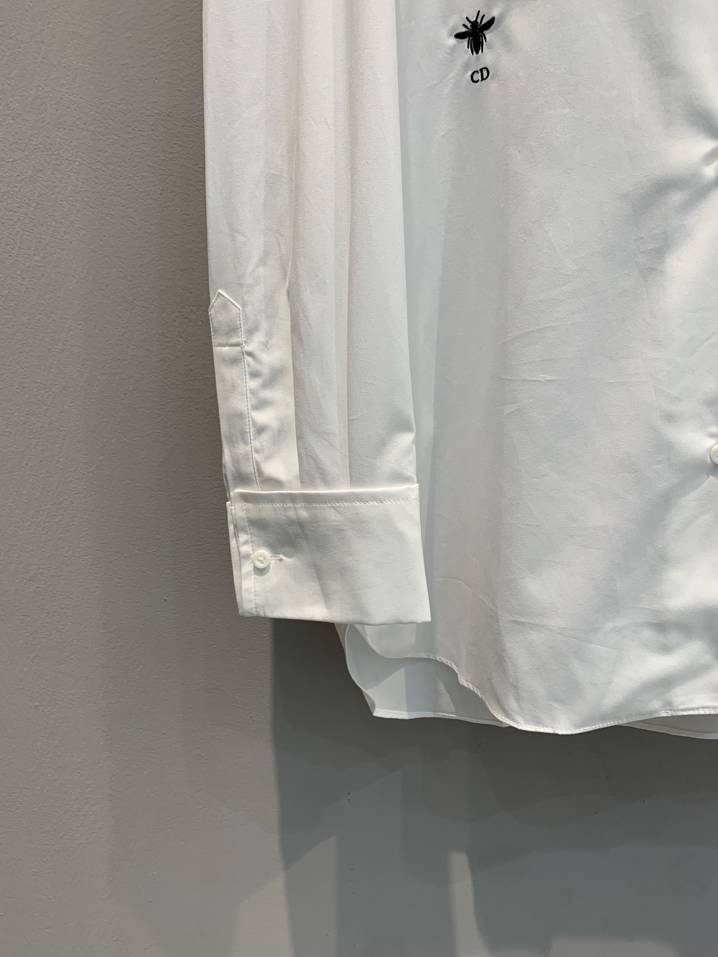 新款🔥出货啦📢 大货实拍 CD2025秋冬新款V领斜肩衬衣。以解构设计全新演绎衣橱里的经典单品。采用白色