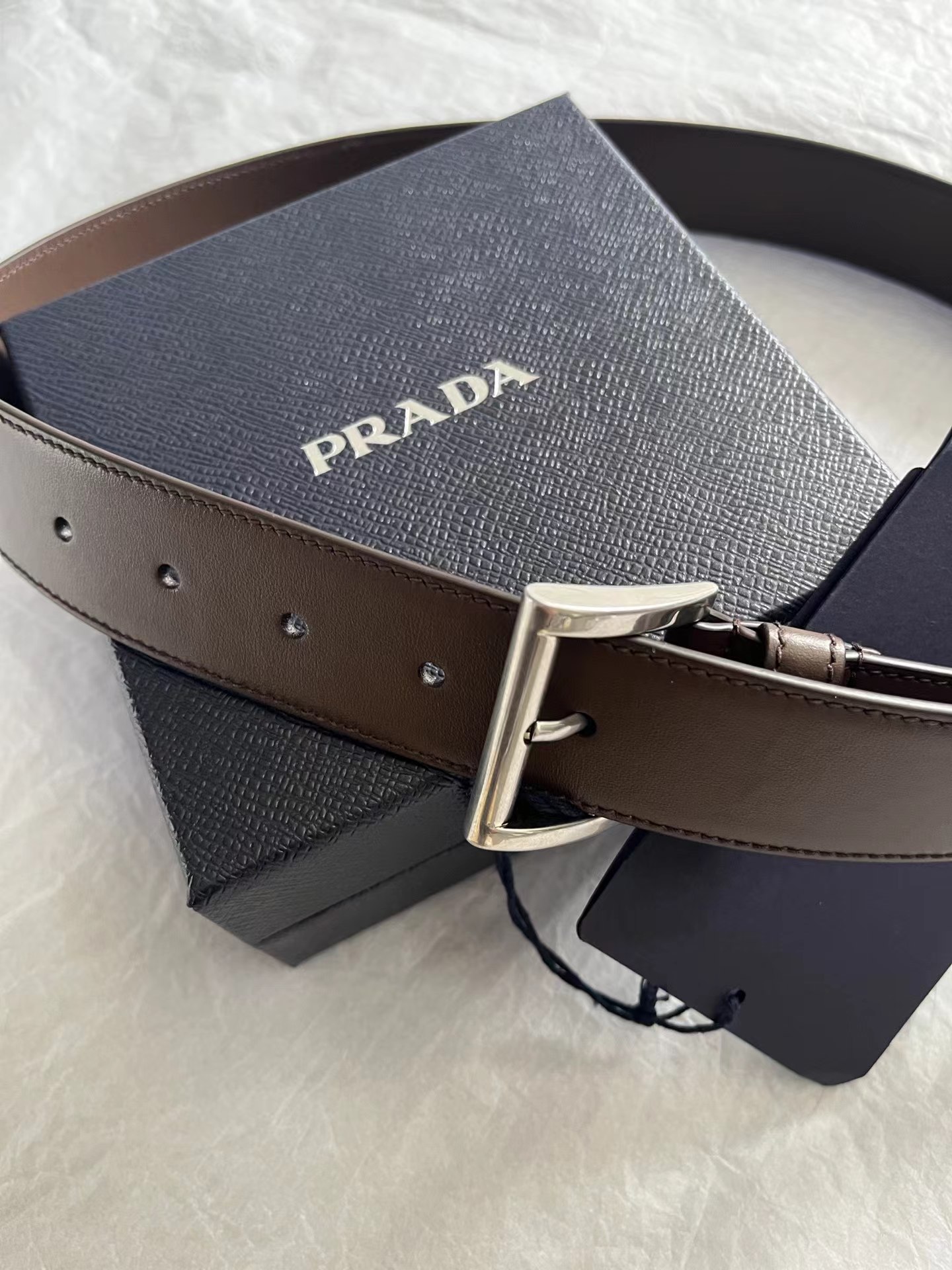 新货🔥出货啦📢 大货实拍 Prad*2025秋冬新款小牛皮腰带 以极简线条和精致细节传递现代魅力。风格百