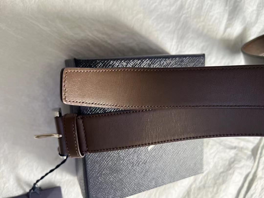 新货🔥出货啦📢 大货实拍 Prad*2025秋冬新款小牛皮腰带 以极简线条和精致细节传递现代魅力。风格百