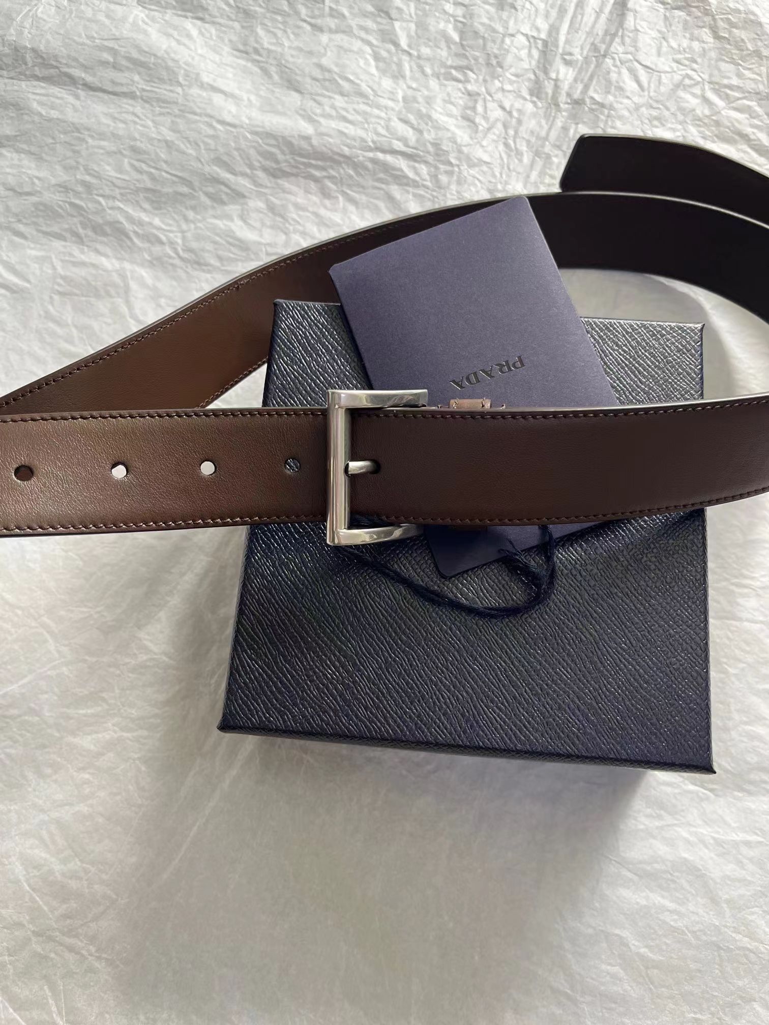 新货🔥出货啦📢 大货实拍 Prad*2025秋冬新款小牛皮腰带 以极简线条和精致细节传递现代魅力。风格百