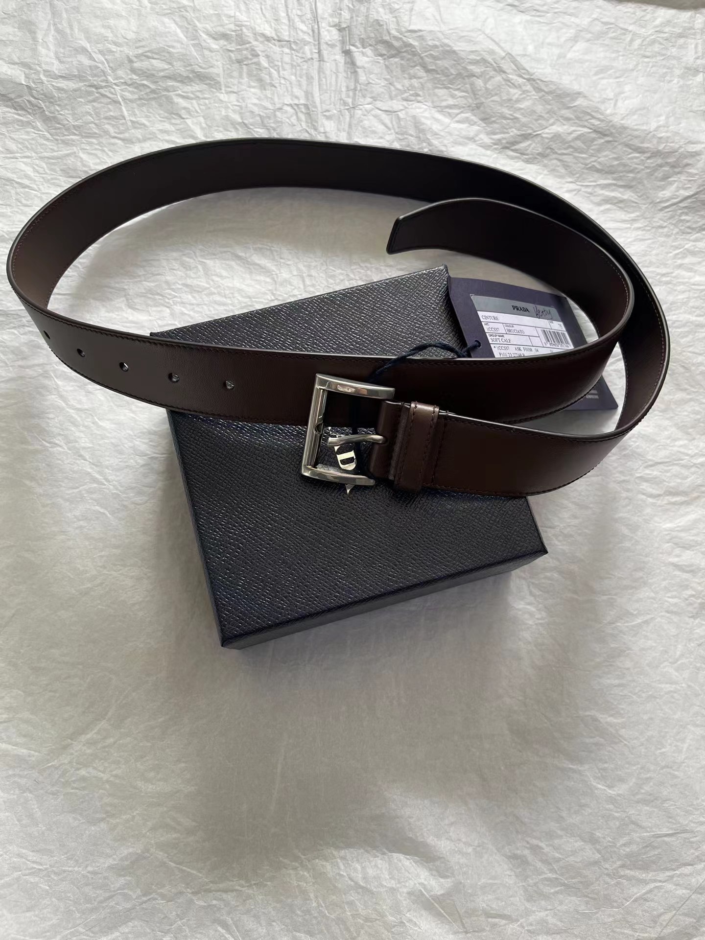 NO:565188,New goods are shipped M Real photos of large goods Prad*2025 new autumn and winter calfskin belts convey modern charm with minimalist lines and exquisite details. The style is versatile, using modern and fashionable designs, embellished with classic buckles, and the buckles are decorated with laser-cut logos. One size fits all (note that there is no box),, prada, cowhide, alexander wang19860909新货出货啦M 大货实拍 Prad*2025秋冬新款小牛皮腰带 以极简线条和精致细节传递现代魅力.风格百搭,采用现代时尚的设计,点缀经典搭扣,搭扣饰有激光切割徽标 均码（注没有盒子）,,prada,cowhide,alexander wang,Women's clothing