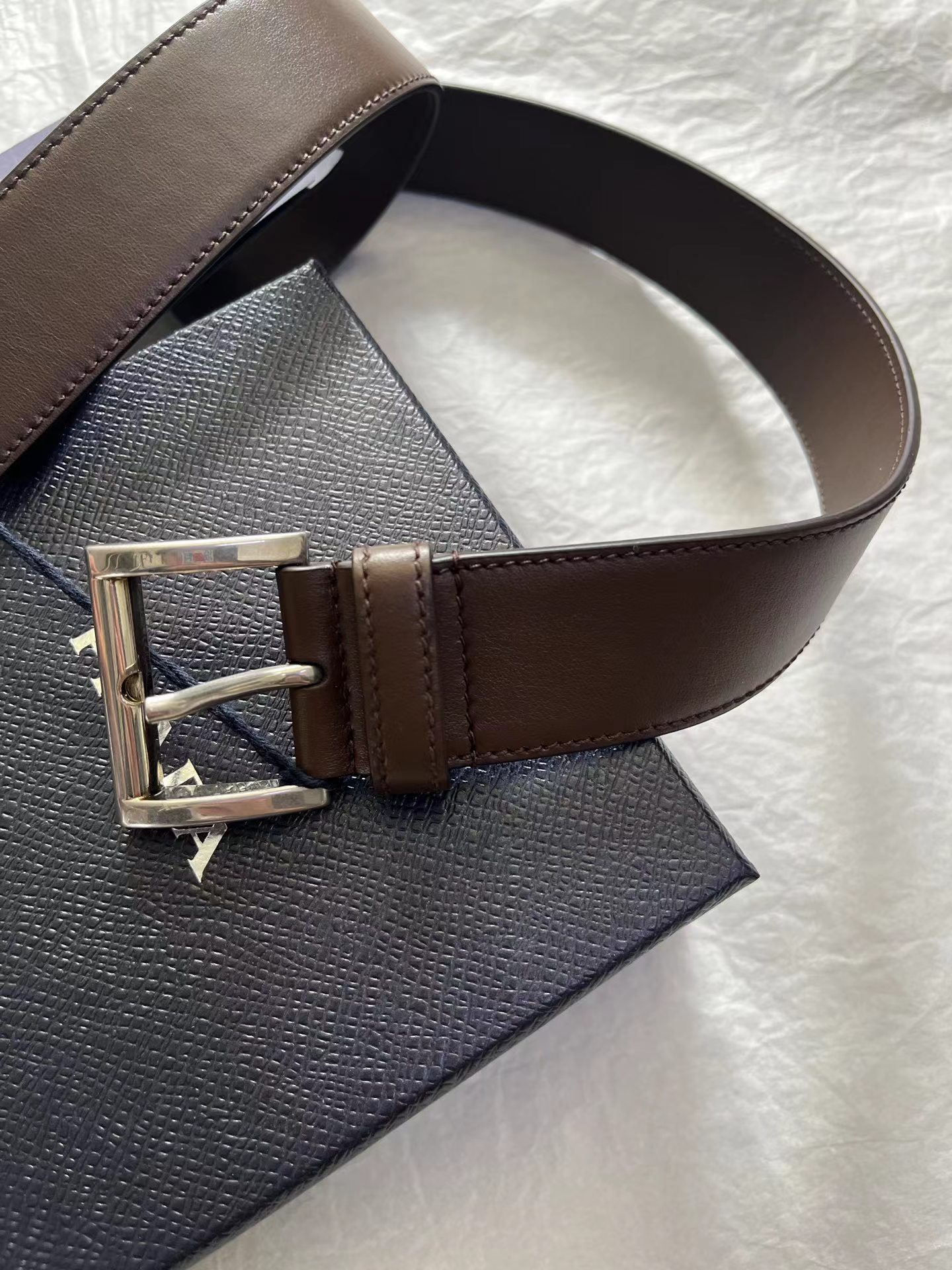 新货🔥出货啦📢 大货实拍 Prad*2025秋冬新款小牛皮腰带 以极简线条和精致细节传递现代魅力。风格百