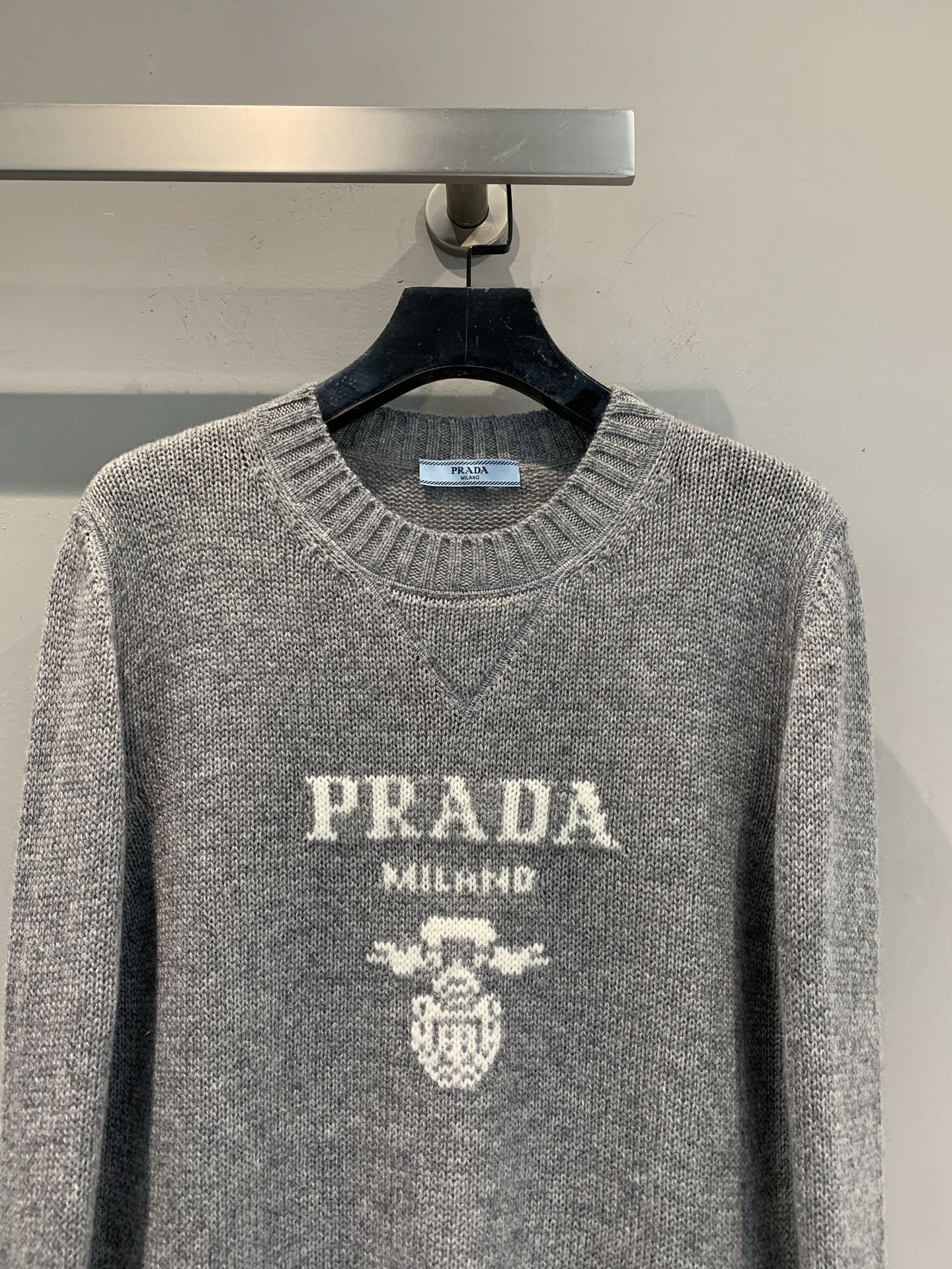 新款🔥出货啦📢 大货实拍 Prad*2025秋冬新款字母logo羊绒羊毛上衣 常规圆领设计 采用精美的羊