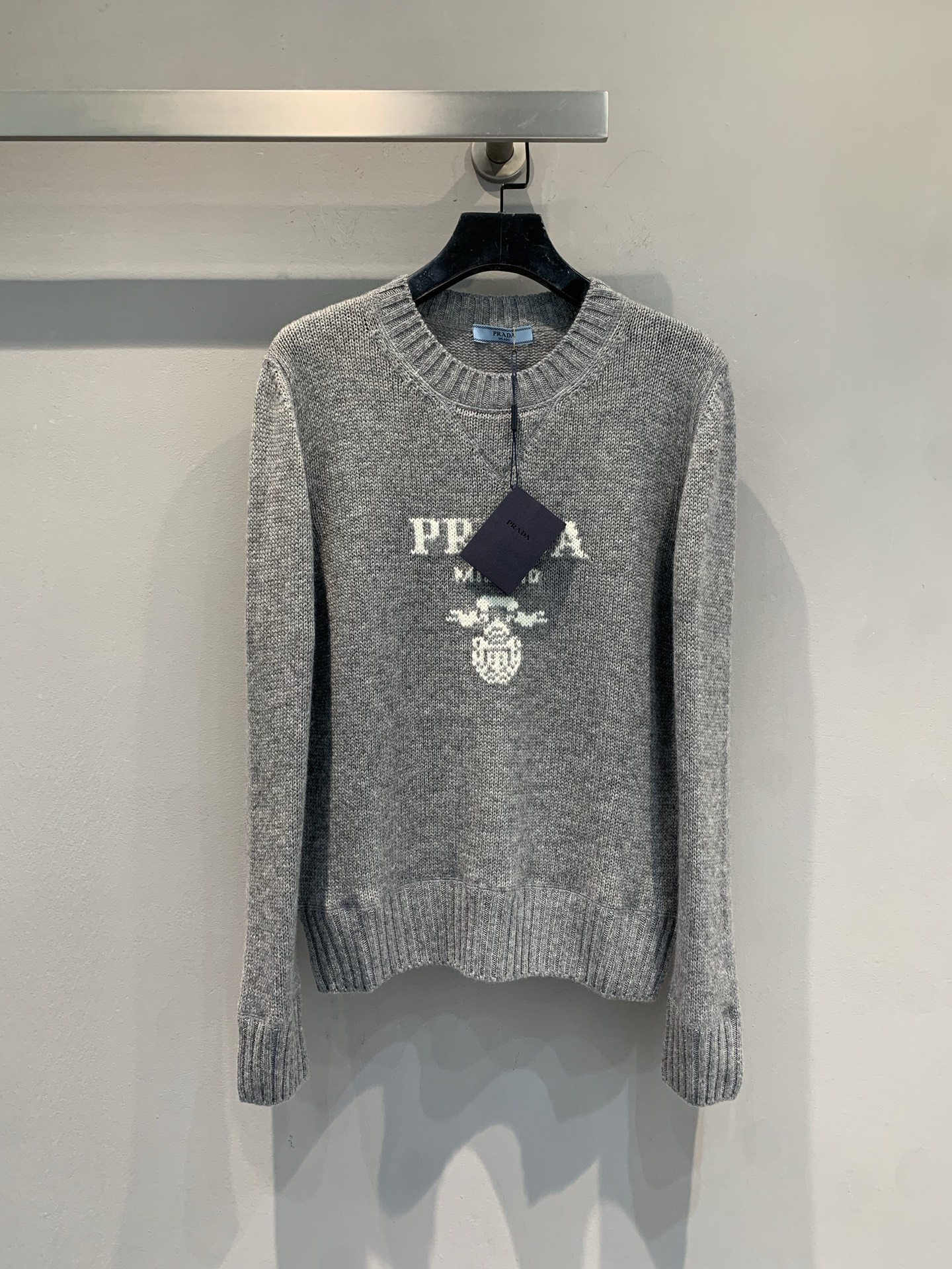 NO:565216,The new model is on the way. M real shot. Prad* 2025 new autumn and winter letter logo cashmere wool top. Regular round neck design. Made of exquisite cashmere wool fabric. The iconic triangular logo is always reinterpreted in a novel way to highlight the distinctive brand style. Rib knitted cuffs and hem. Minimalist temperament. Can be worn alone or as an inner layer. Color: black gray. Code number: 36 38 40,, prada, alexander wang19860909新款出货啦M大货实拍 Prad*2025秋冬新款字母logo羊绒羊毛上衣 常规圆领设计 采用精美的羊绒羊毛面料材质 一贯以新颖方式重释的标志性的三角形徽标化身 彰显与众不同的品牌格调 罗纹针织袖口和下摆 极简气质 不管单穿还是内搭都可以 颜色黑色 灰色 码数36 38 40,,prada,alexander wang,Women's clothing