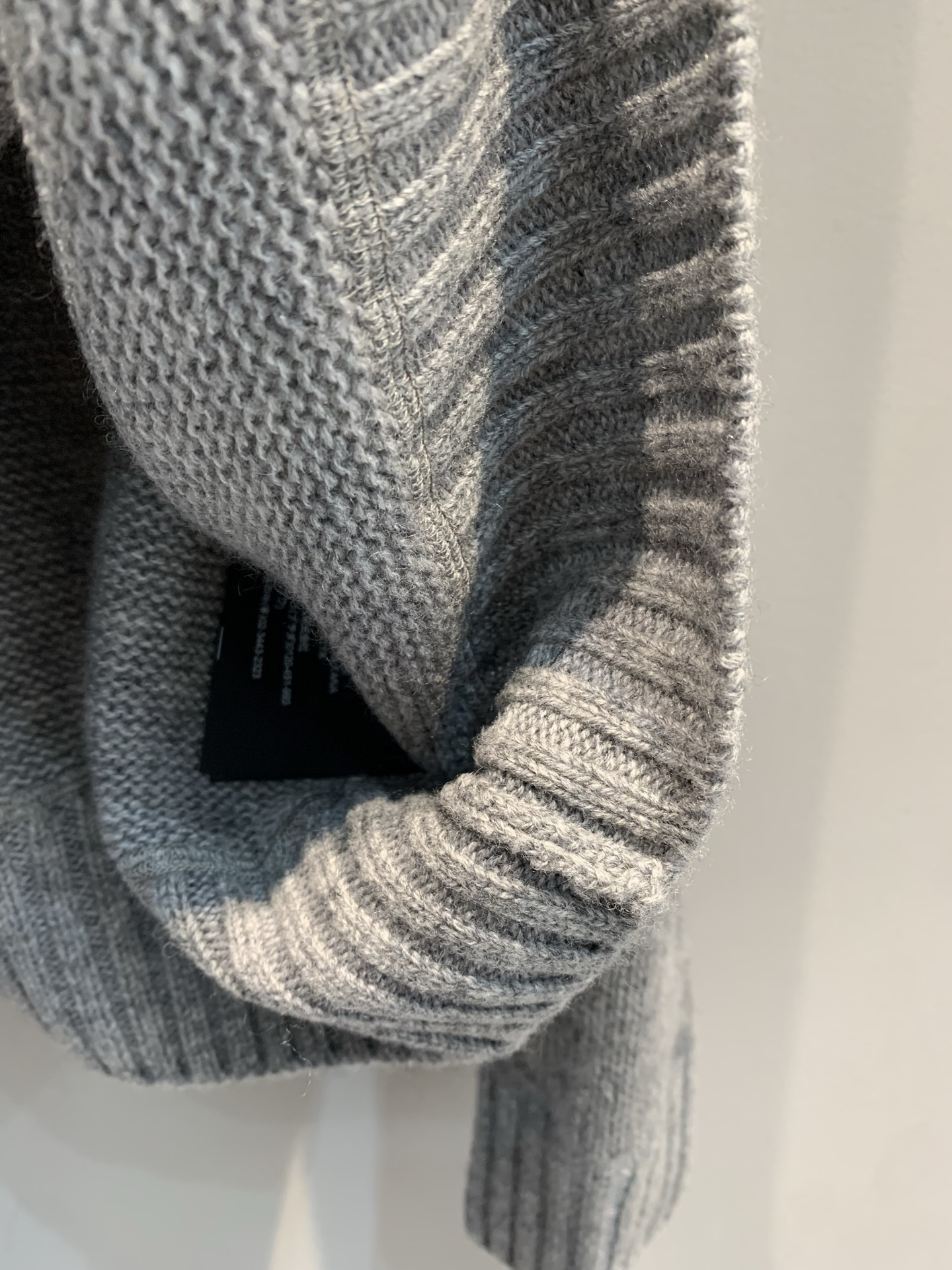 新款🔥出货啦📢 大货实拍 Prad*2025秋冬新款字母logo羊绒羊毛上衣 常规圆领设计 采用精美的羊