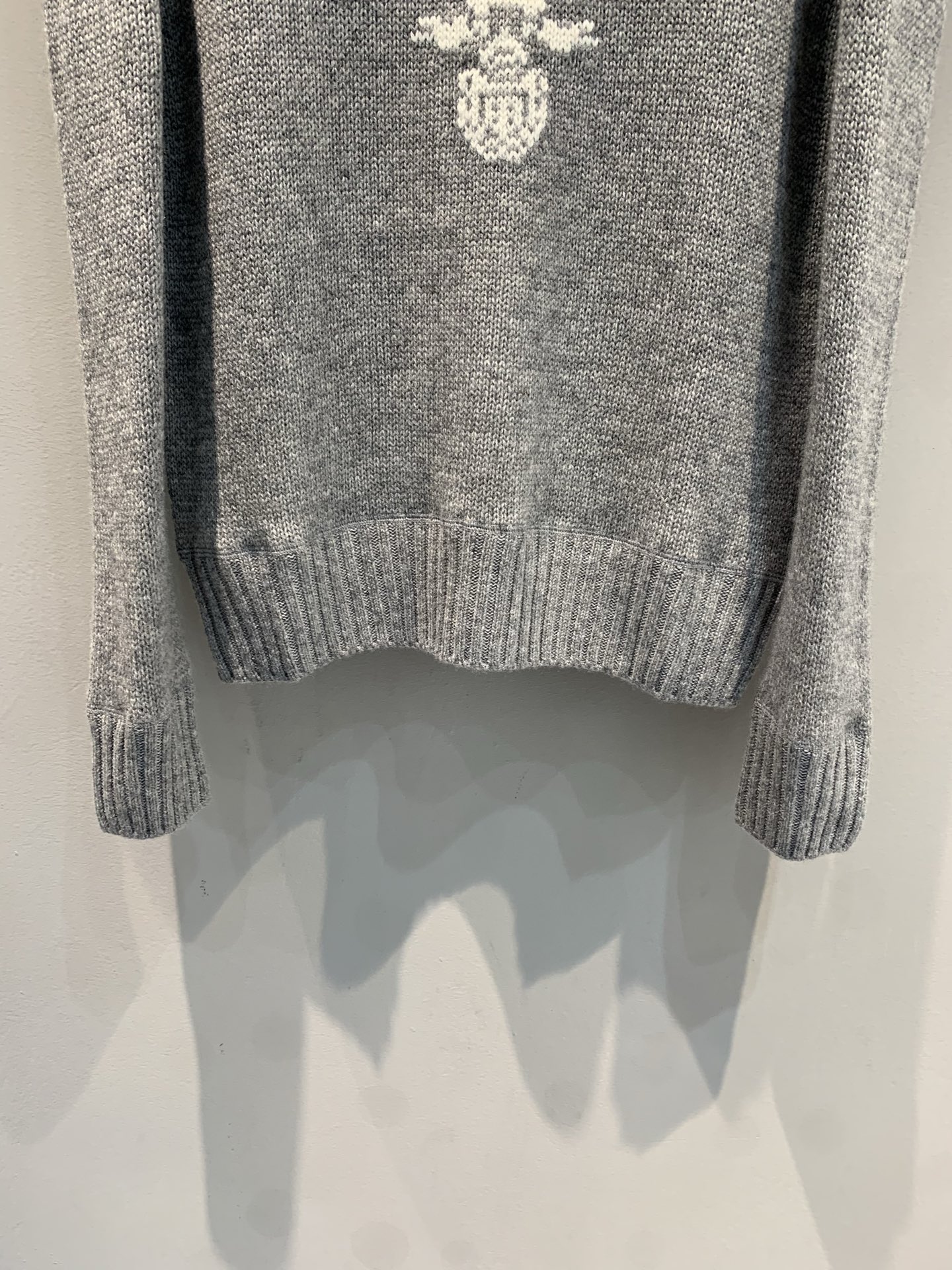 新款🔥出货啦📢 大货实拍 Prad*2025秋冬新款字母logo羊绒羊毛上衣 常规圆领设计 采用精美的羊