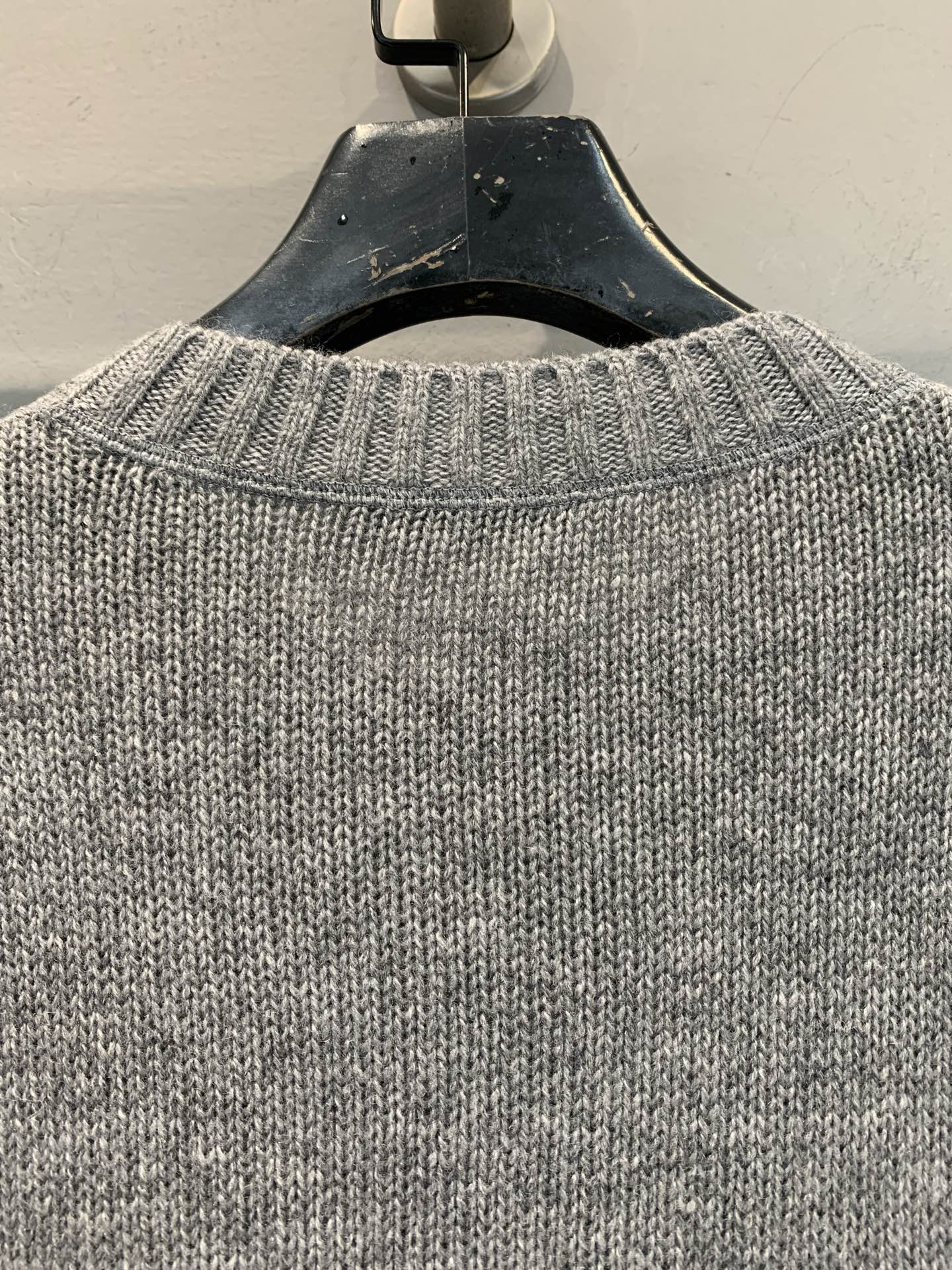 新款🔥出货啦📢 大货实拍 Prad*2025秋冬新款字母logo羊绒羊毛上衣 常规圆领设计 采用精美的羊