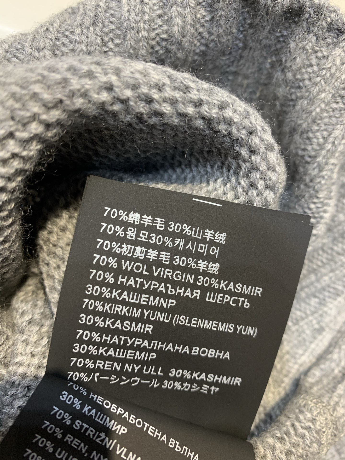 新款🔥出货啦📢 大货实拍 Prad*2025秋冬新款字母logo羊绒羊毛上衣 常规圆领设计 采用精美的羊