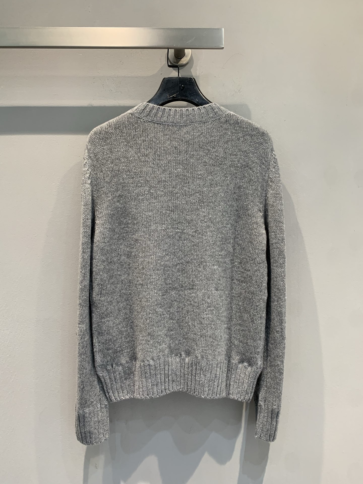 新款🔥出货啦📢 大货实拍 Prad*2025秋冬新款字母logo羊绒羊毛上衣 常规圆领设计 采用精美的羊