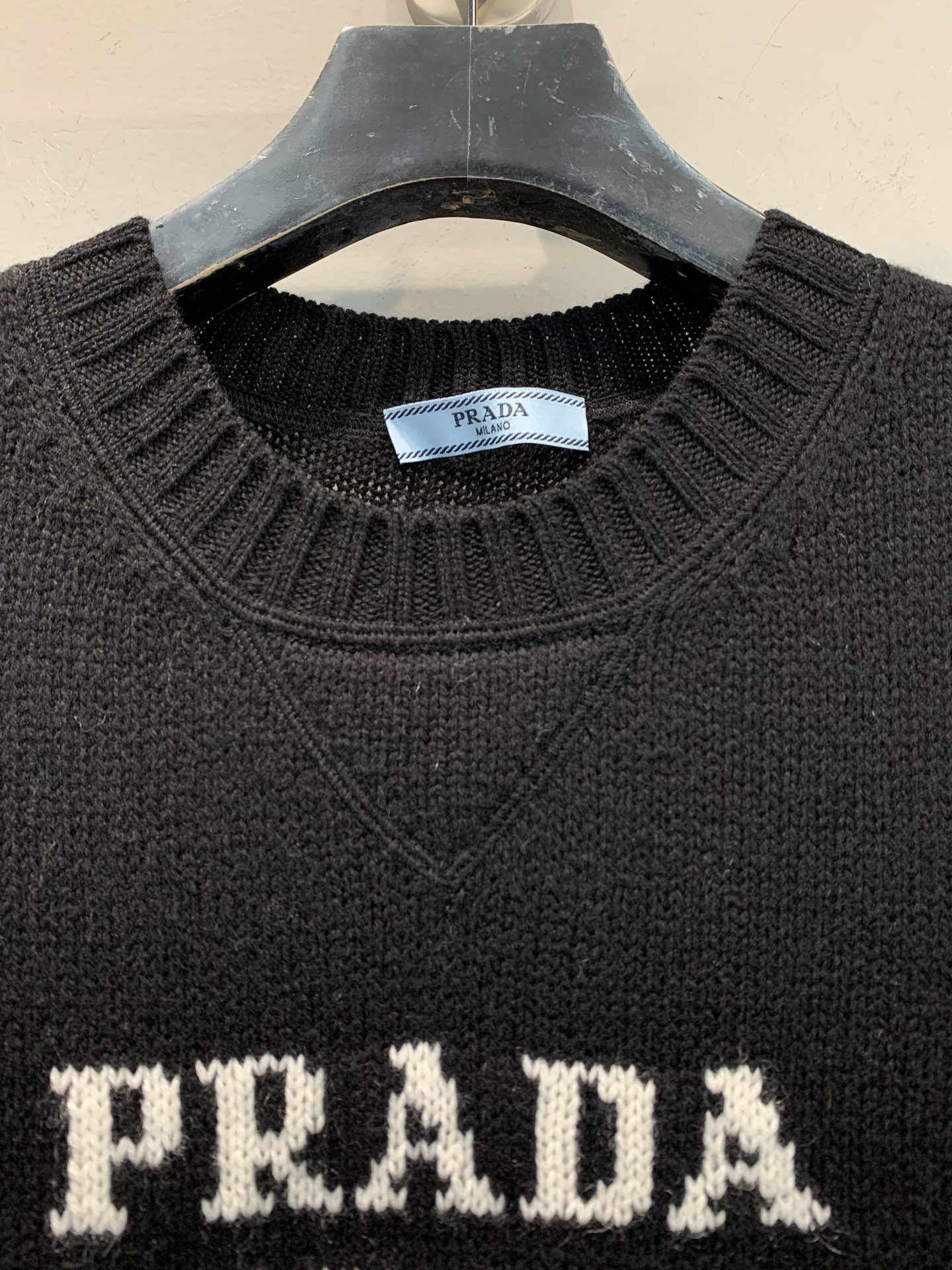 新款🔥出货啦📢 大货实拍 Prad*2025秋冬新款字母logo羊绒羊毛上衣 常规圆领设计 采用精美的羊
