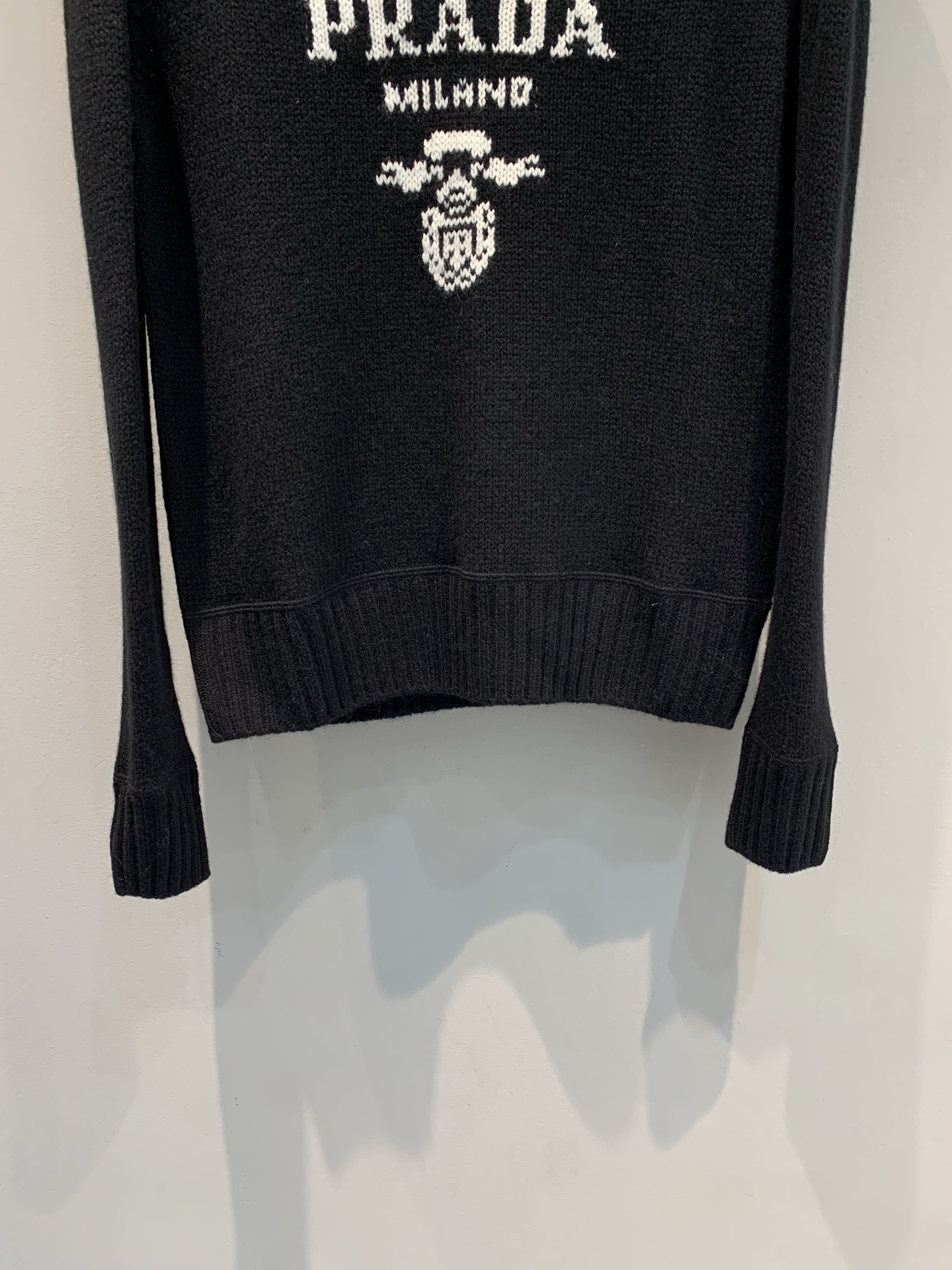 新款🔥出货啦📢 大货实拍 Prad*2025秋冬新款字母logo羊绒羊毛上衣 常规圆领设计 采用精美的羊