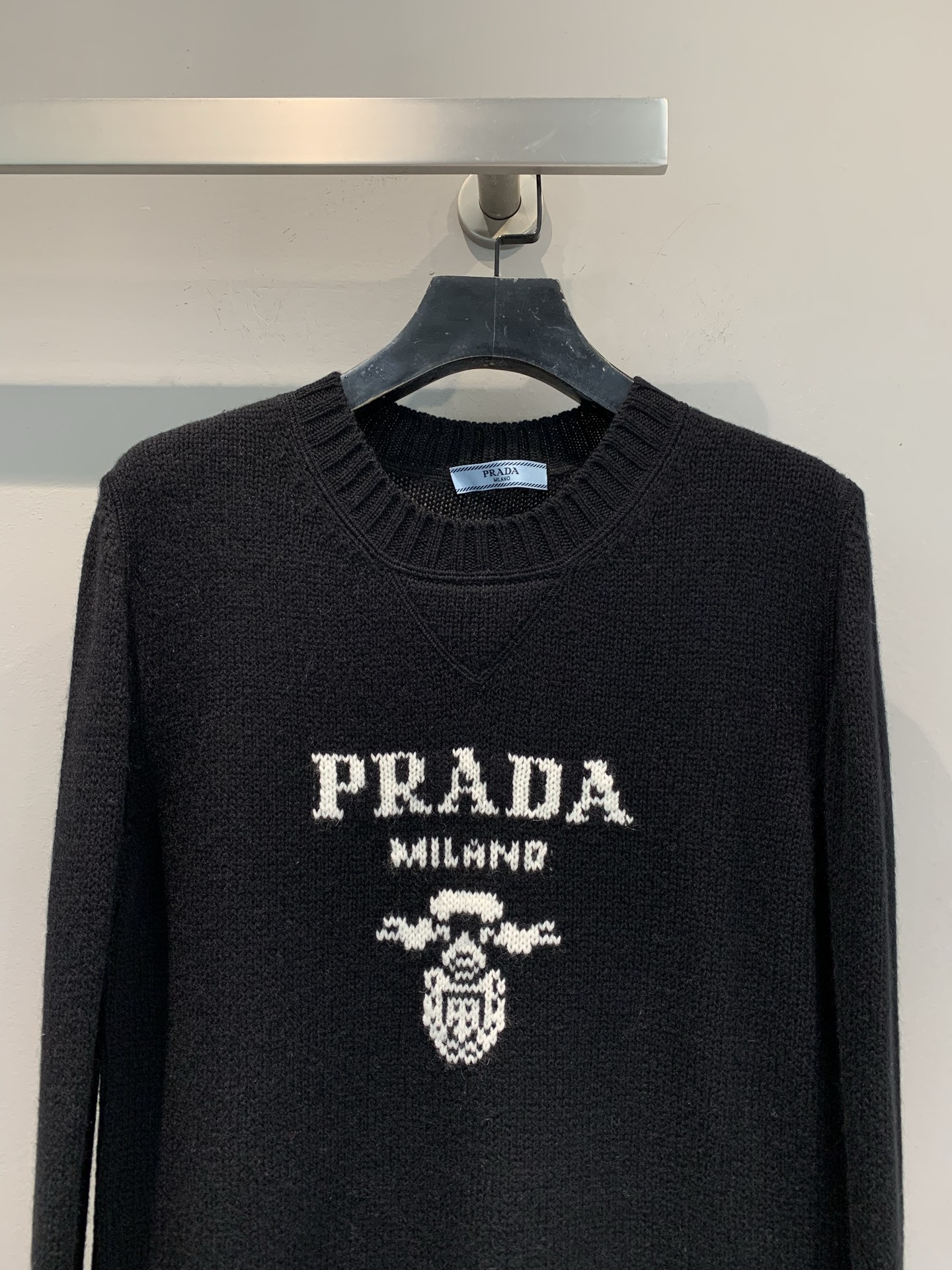 新款🔥出货啦📢 大货实拍 Prad*2025秋冬新款字母logo羊绒羊毛上衣 常规圆领设计 采用精美的羊