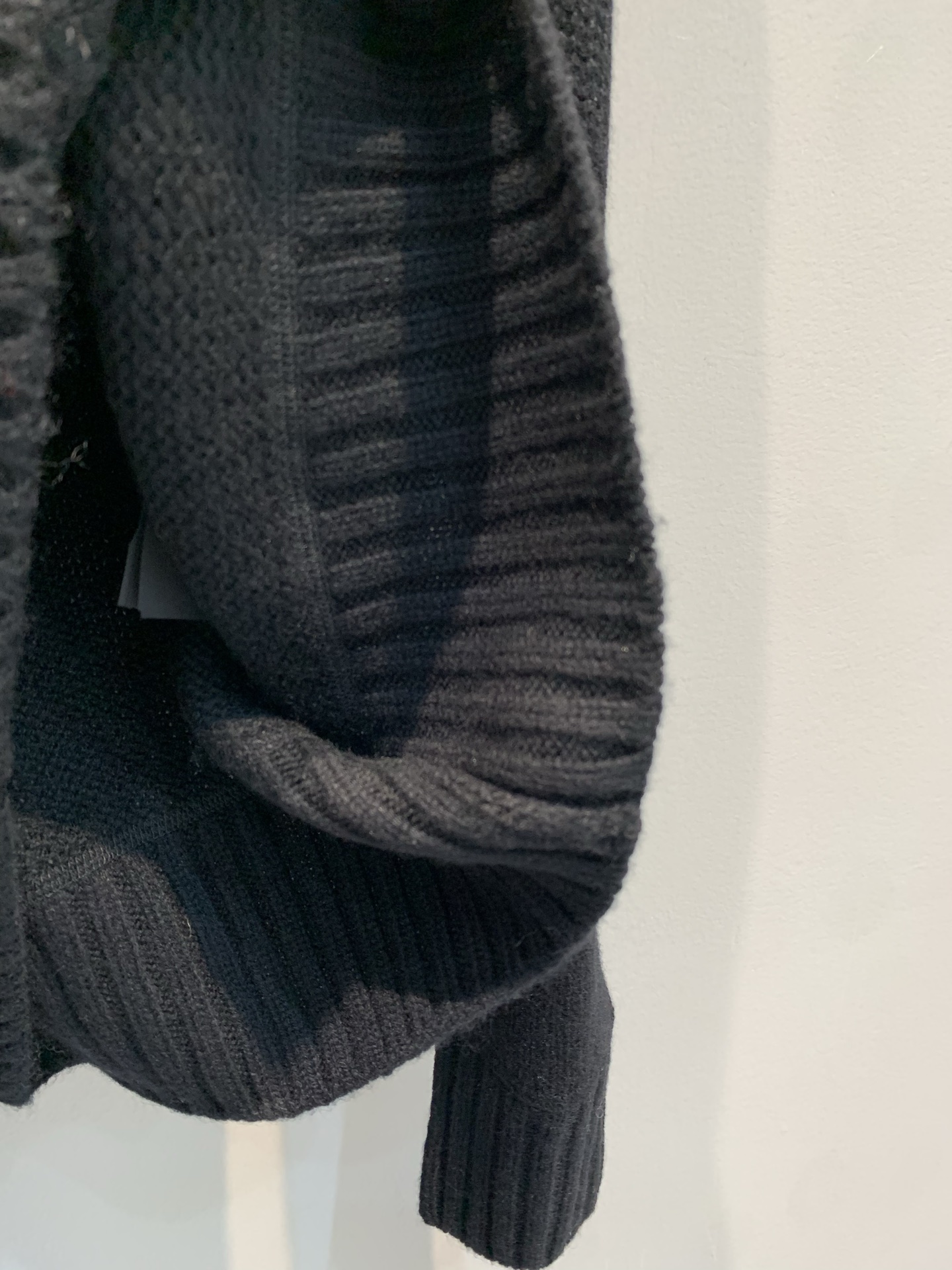 新款🔥出货啦📢 大货实拍 Prad*2025秋冬新款字母logo羊绒羊毛上衣 常规圆领设计 采用精美的羊