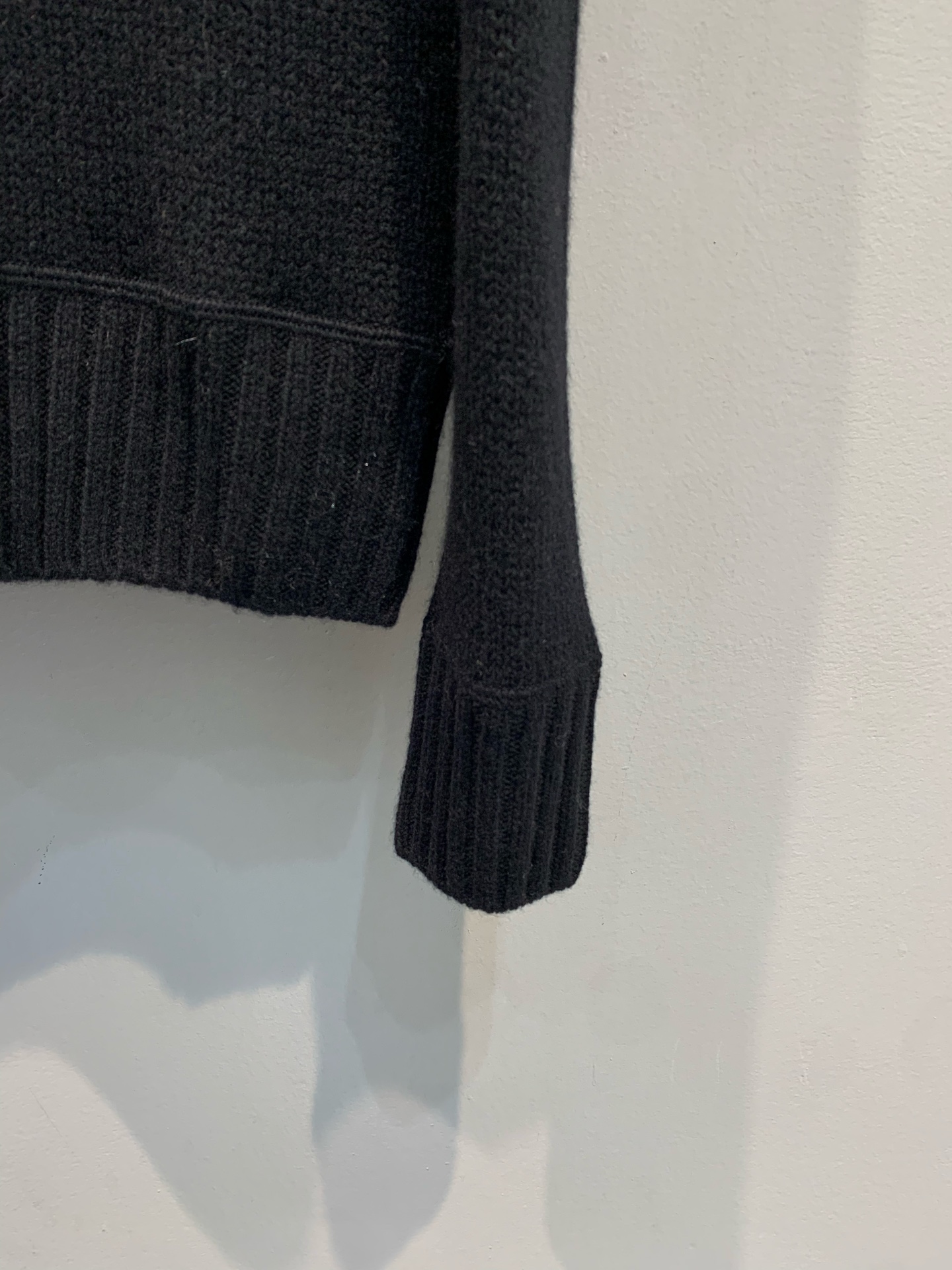 新款🔥出货啦📢 大货实拍 Prad*2025秋冬新款字母logo羊绒羊毛上衣 常规圆领设计 采用精美的羊