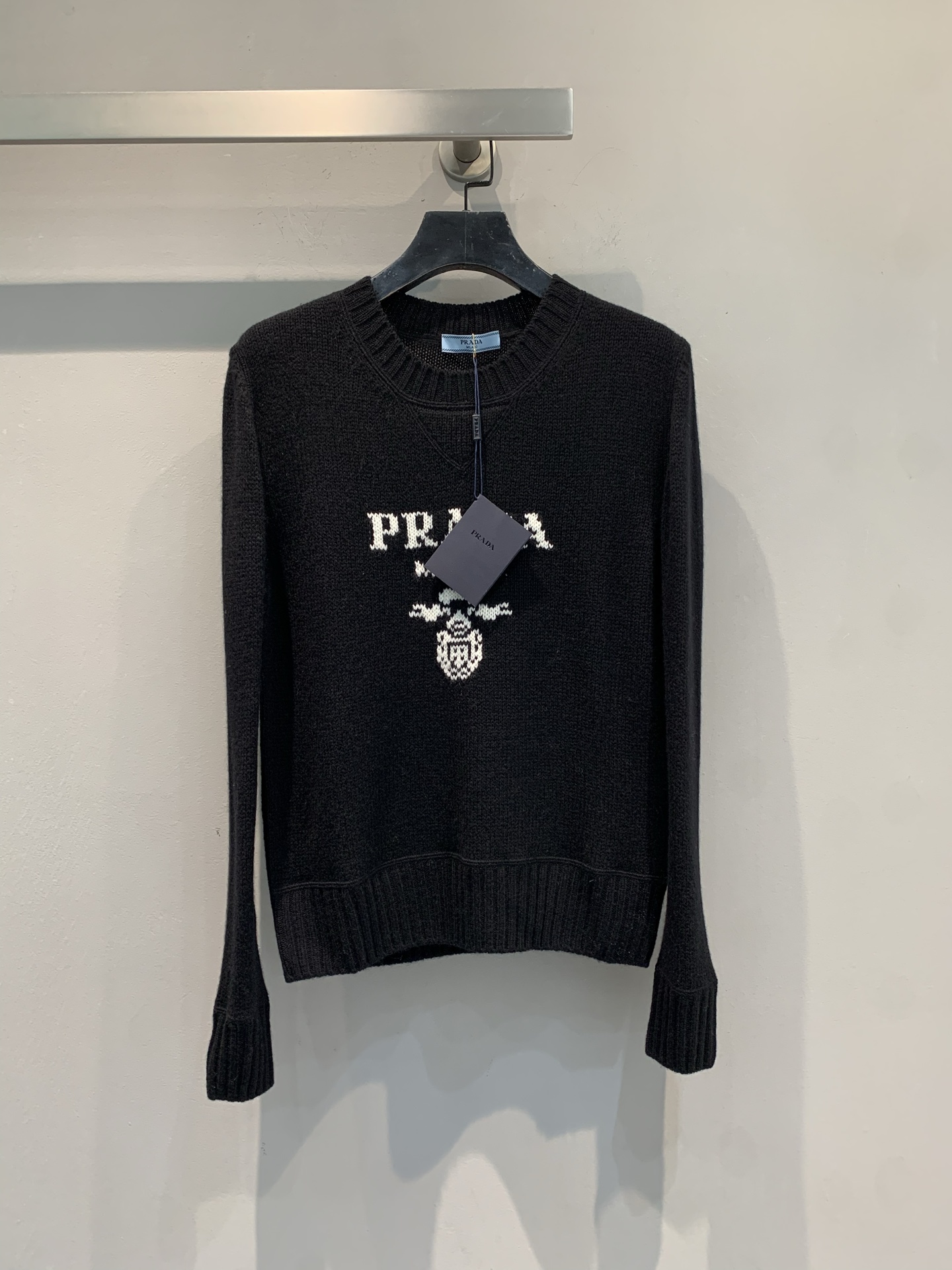 新款🔥出货啦📢 大货实拍 Prad*2025秋冬新款字母logo羊绒羊毛上衣 常规圆领设计 采用精美的羊