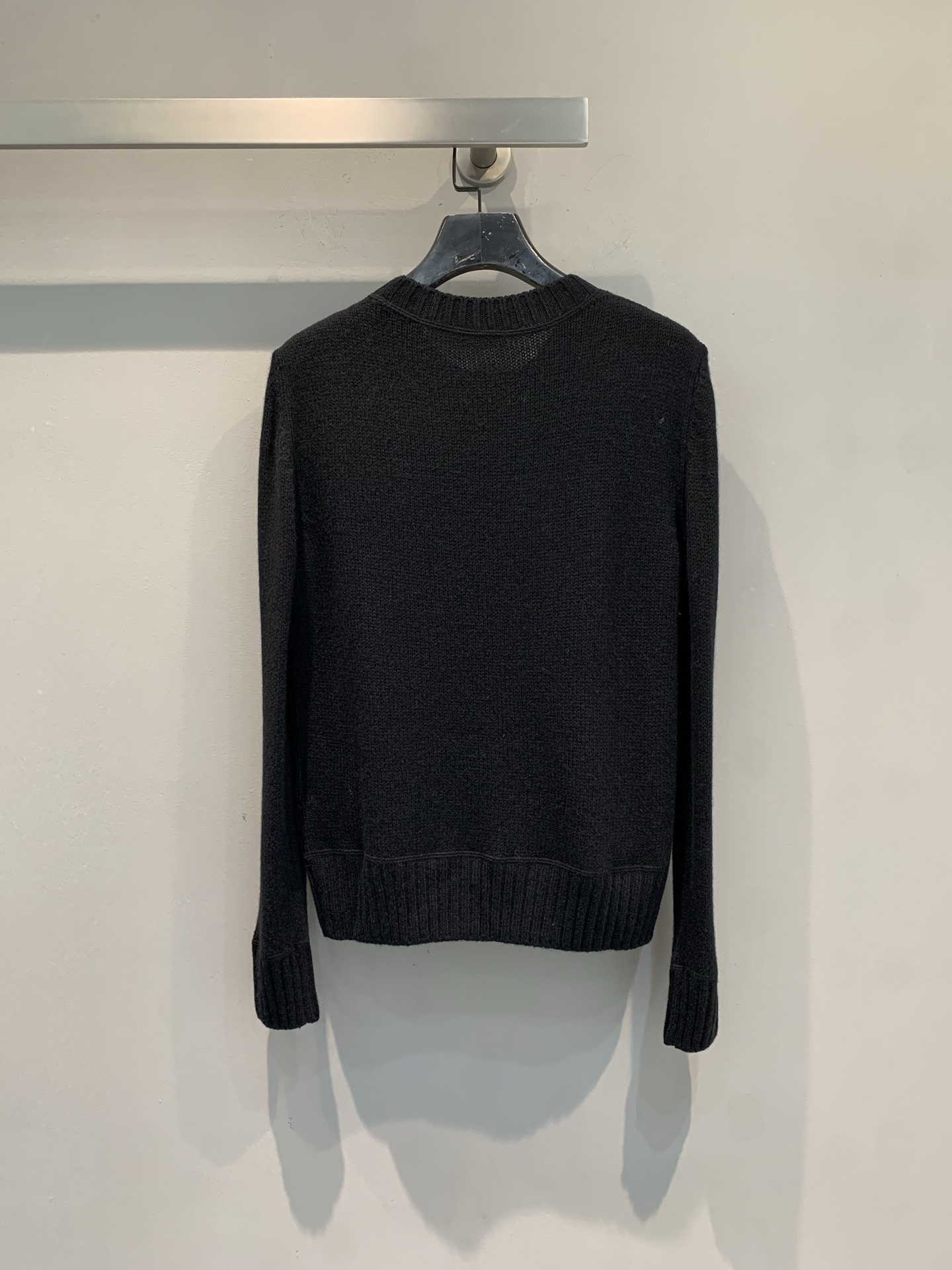 新款🔥出货啦📢 大货实拍 Prad*2025秋冬新款字母logo羊绒羊毛上衣 常规圆领设计 采用精美的羊