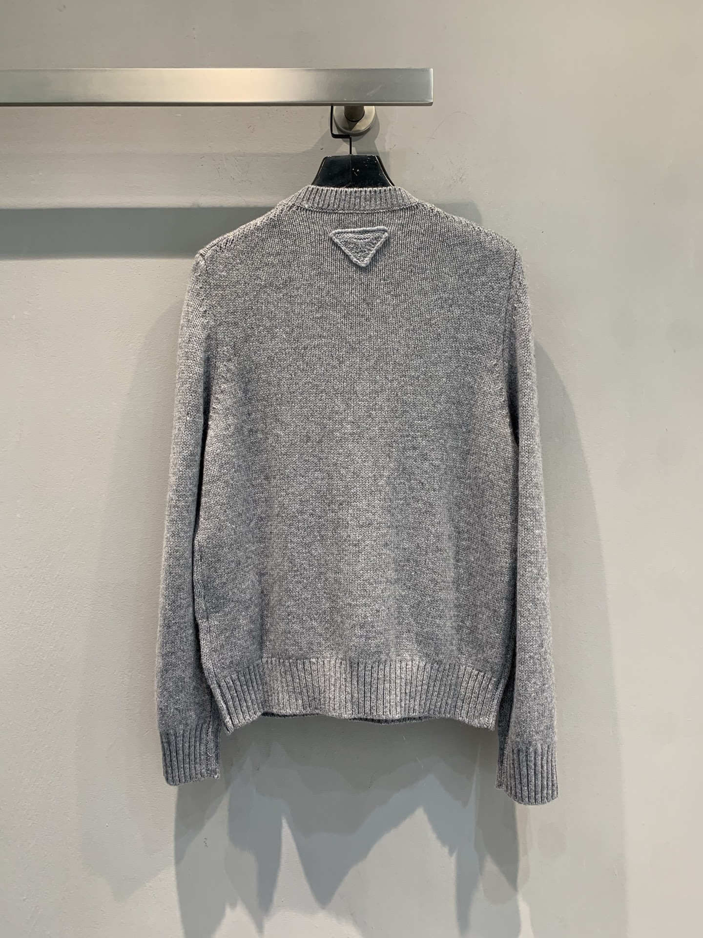 新款🔥出货啦📢 大货实拍 Prad*2025秋冬新款净色三角标刺绣灰色毛衣 定制羊毛+羊绒混纺色纺纱线 