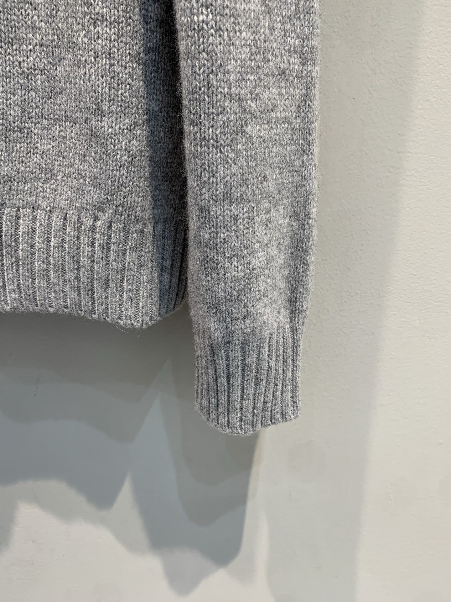 新款🔥出货啦📢 大货实拍 Prad*2025秋冬新款净色三角标刺绣灰色毛衣 定制羊毛+羊绒混纺色纺纱线 