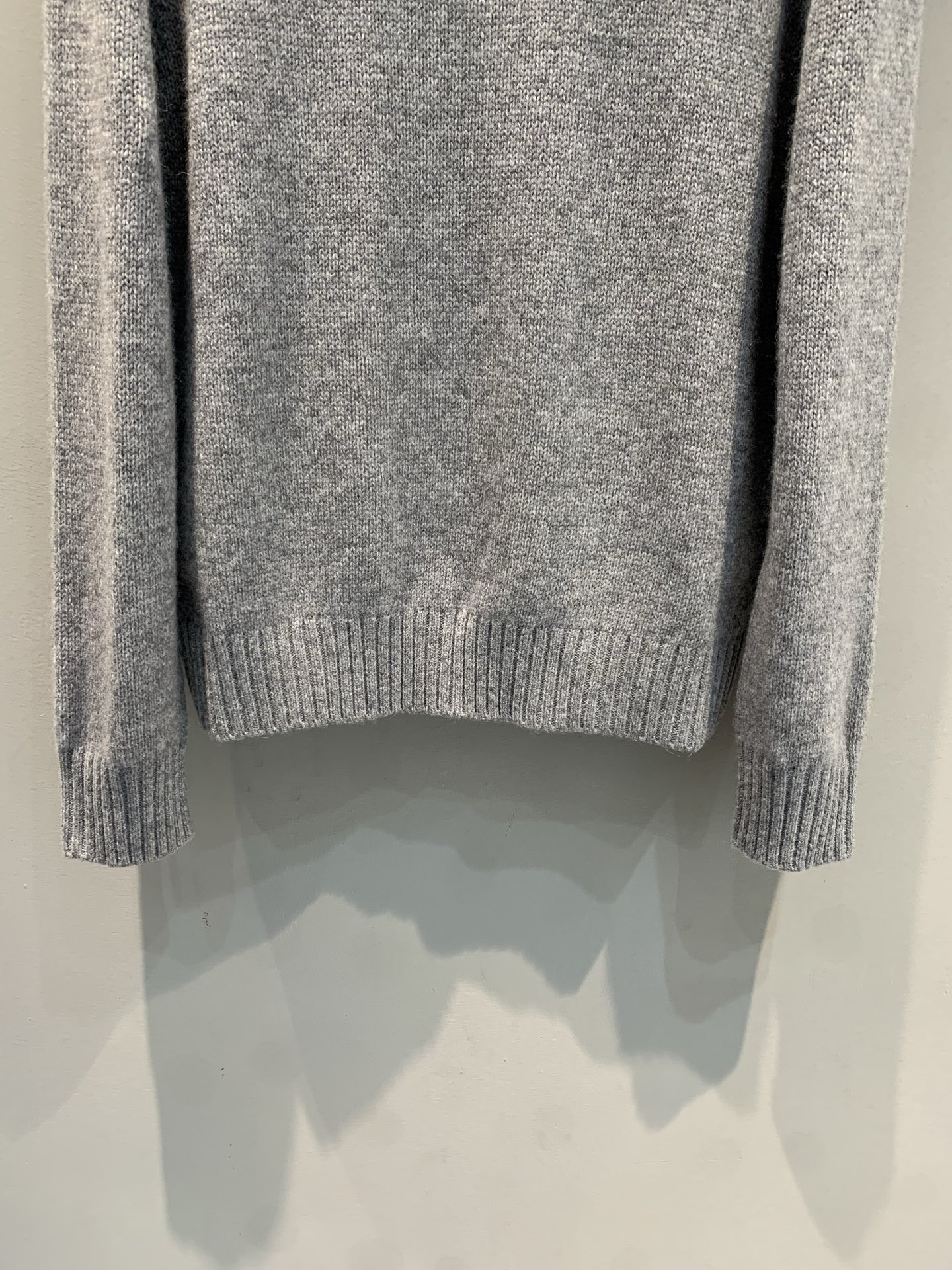 新款🔥出货啦📢 大货实拍 Prad*2025秋冬新款净色三角标刺绣灰色毛衣 定制羊毛+羊绒混纺色纺纱线 