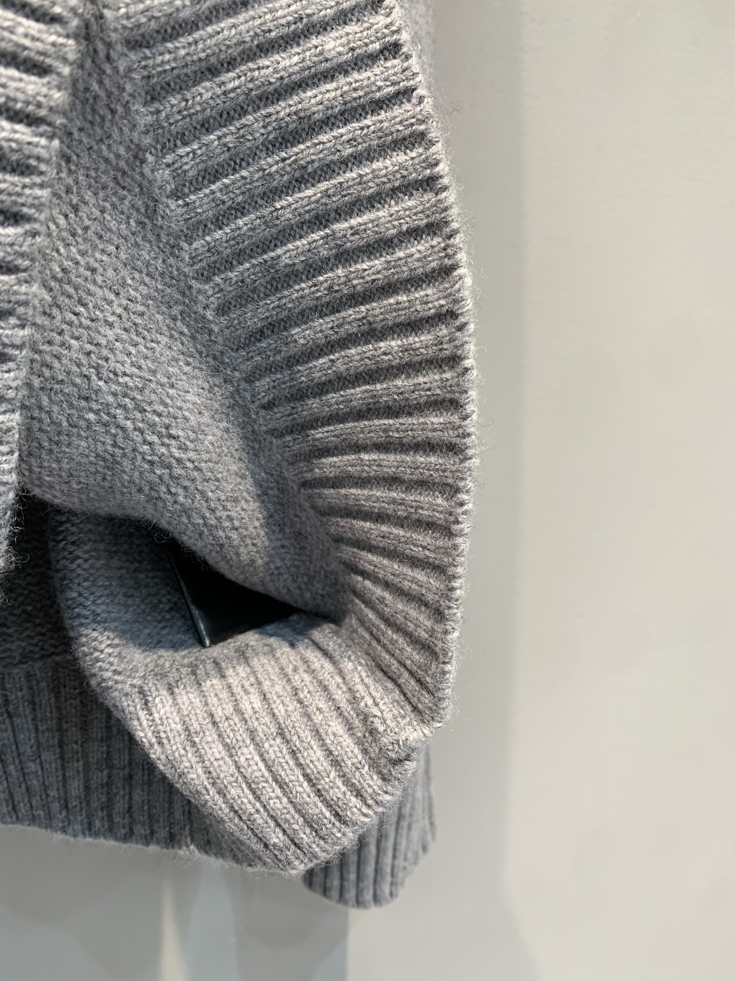 新款🔥出货啦📢 大货实拍 Prad*2025秋冬新款净色三角标刺绣灰色毛衣 定制羊毛+羊绒混纺色纺纱线 