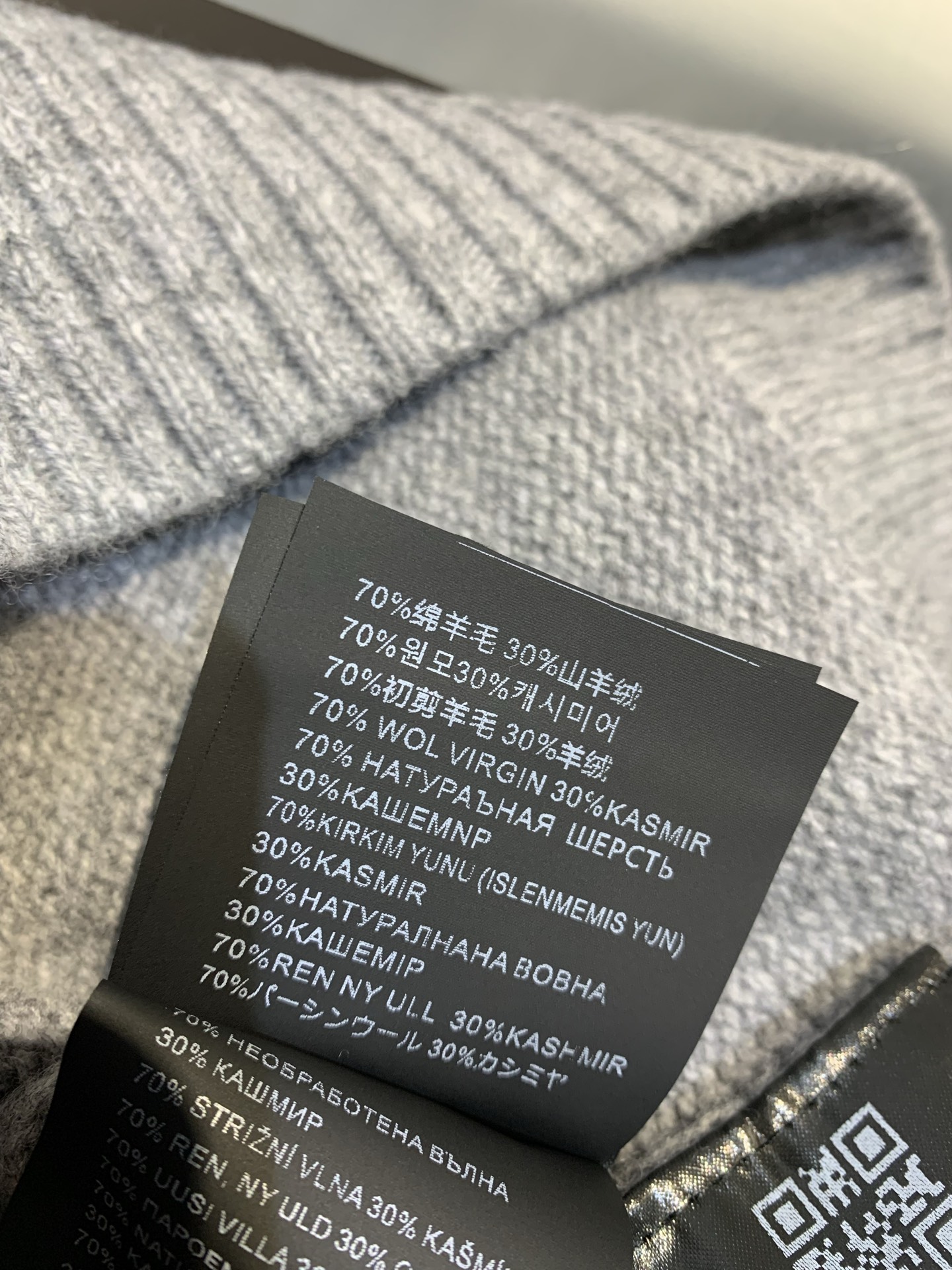 新款🔥出货啦📢 大货实拍 Prad*2025秋冬新款净色三角标刺绣灰色毛衣 定制羊毛+羊绒混纺色纺纱线 