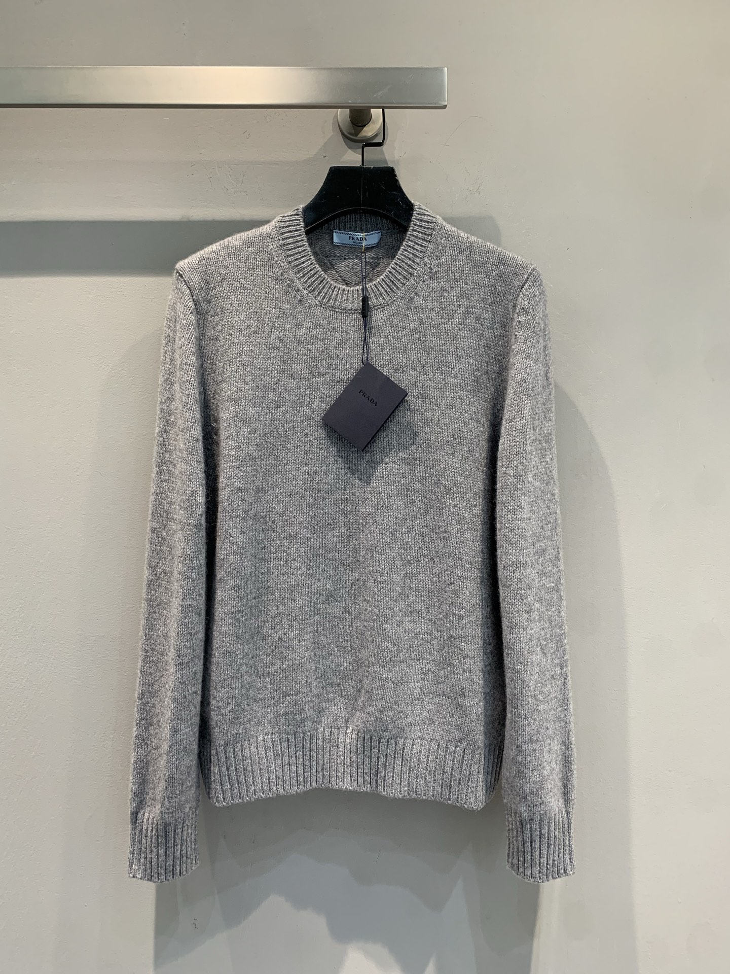 NO:565193,The new model is shipped. M big goods are actually shot. Prad*2025 new autumn and winter solid color triangle logo embroidered gray sweater. Customized wool + cashmere blended yarn. Comfortable and not tied. Lazy atmosphere. The silhouette is loose and loose. The triangle logo is decorated on the back, which brings a classic atmosphere to the whole dress. The upper body is slim and comfortable. Size 36 38 40,, prada, sweaters, alexander wang19860909新款出货啦M大货实拍 Prad*2025秋冬新款净色三角标刺绣灰色毛衣 定制羊毛+羊绒混纺色纺纱线 舒适不扎 慵懒氛围感,版型廓形而宽松,背面饰有三角形徽标,为整件衣服带来经典气息 上身显瘦 舒适 码数36 38 40,,prada,sweaters,alexander wang,Women's clothing