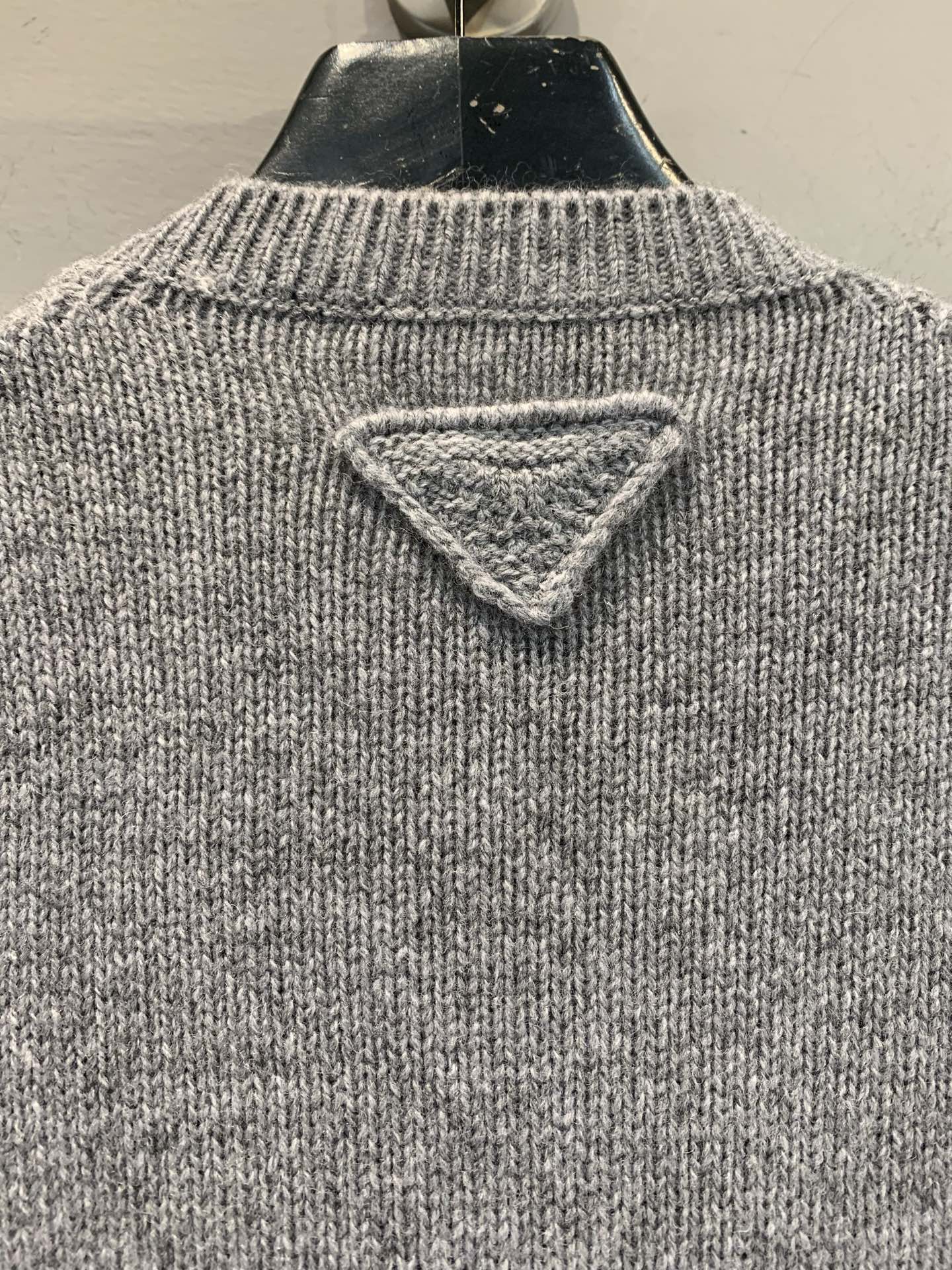 新款🔥出货啦📢 大货实拍 Prad*2025秋冬新款净色三角标刺绣灰色毛衣 定制羊毛+羊绒混纺色纺纱线 