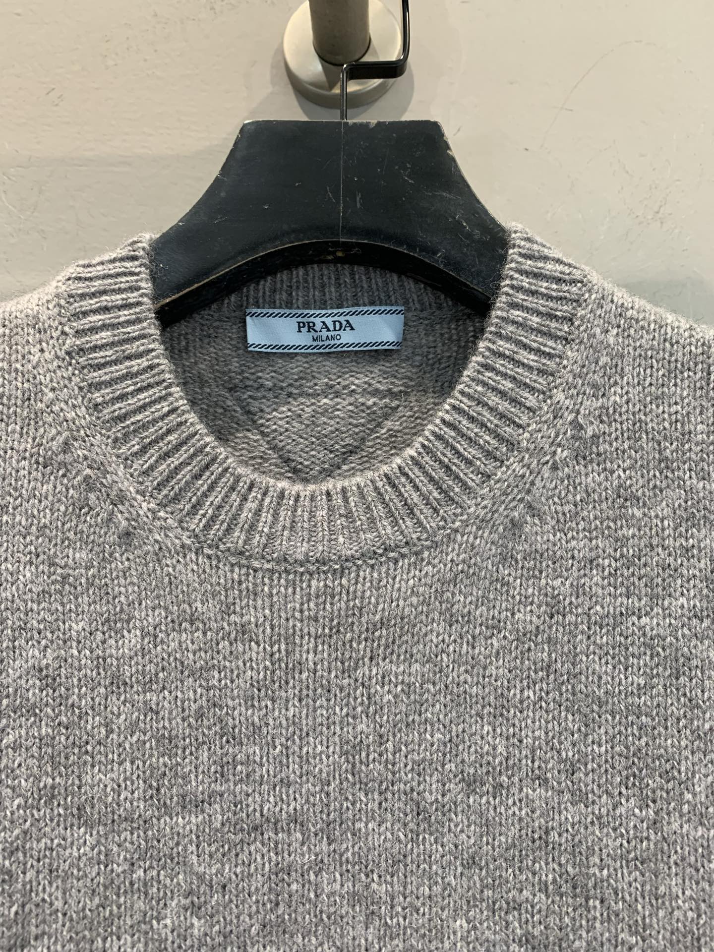 新款🔥出货啦📢 大货实拍 Prad*2025秋冬新款净色三角标刺绣灰色毛衣 定制羊毛+羊绒混纺色纺纱线 