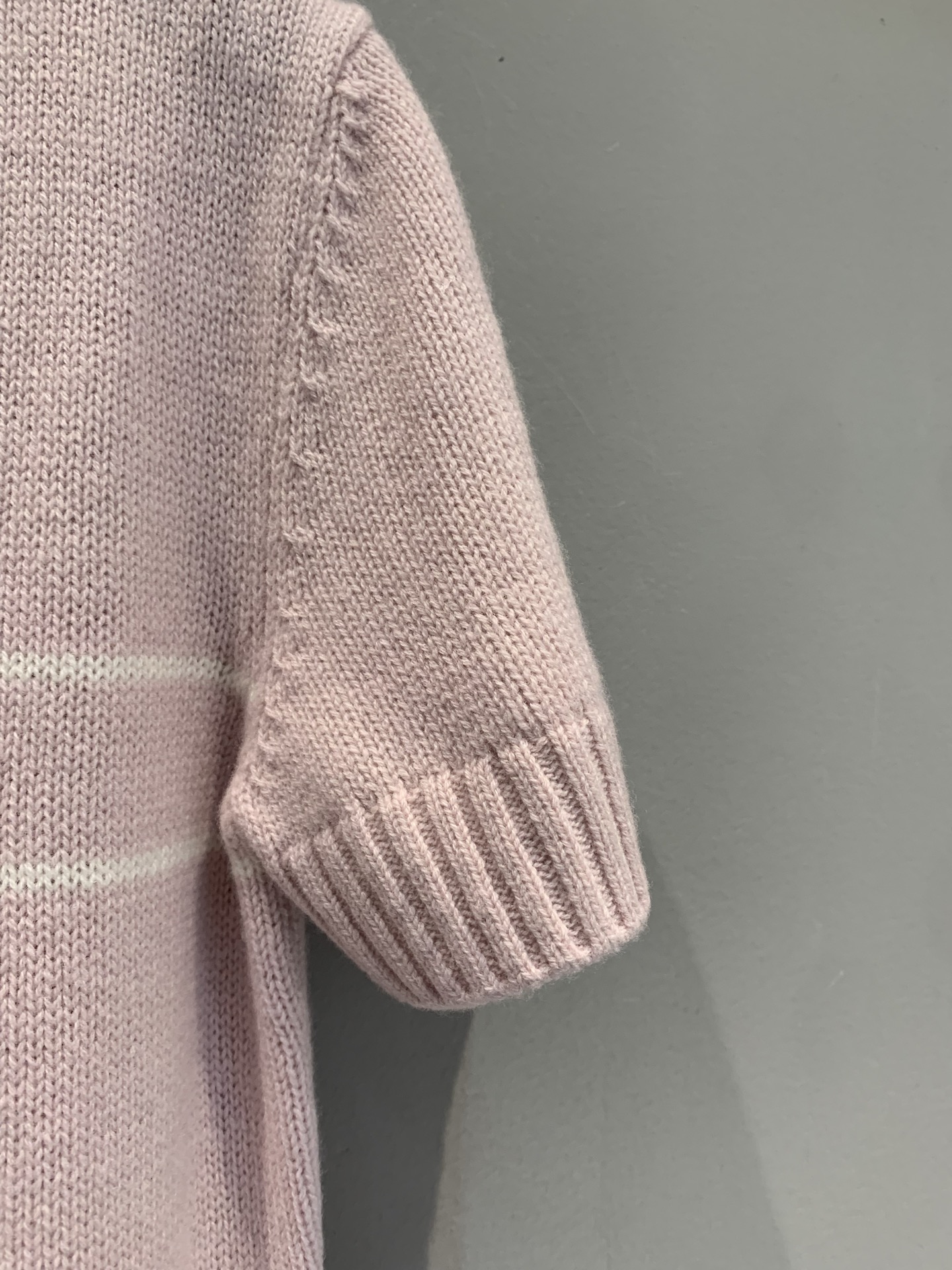 新款🔥出货啦📢 大货实拍 CD2025秋冬新款幸运星短袖羊绒针织上衣 经典时尚。采用粉色山羊绒织物精心制