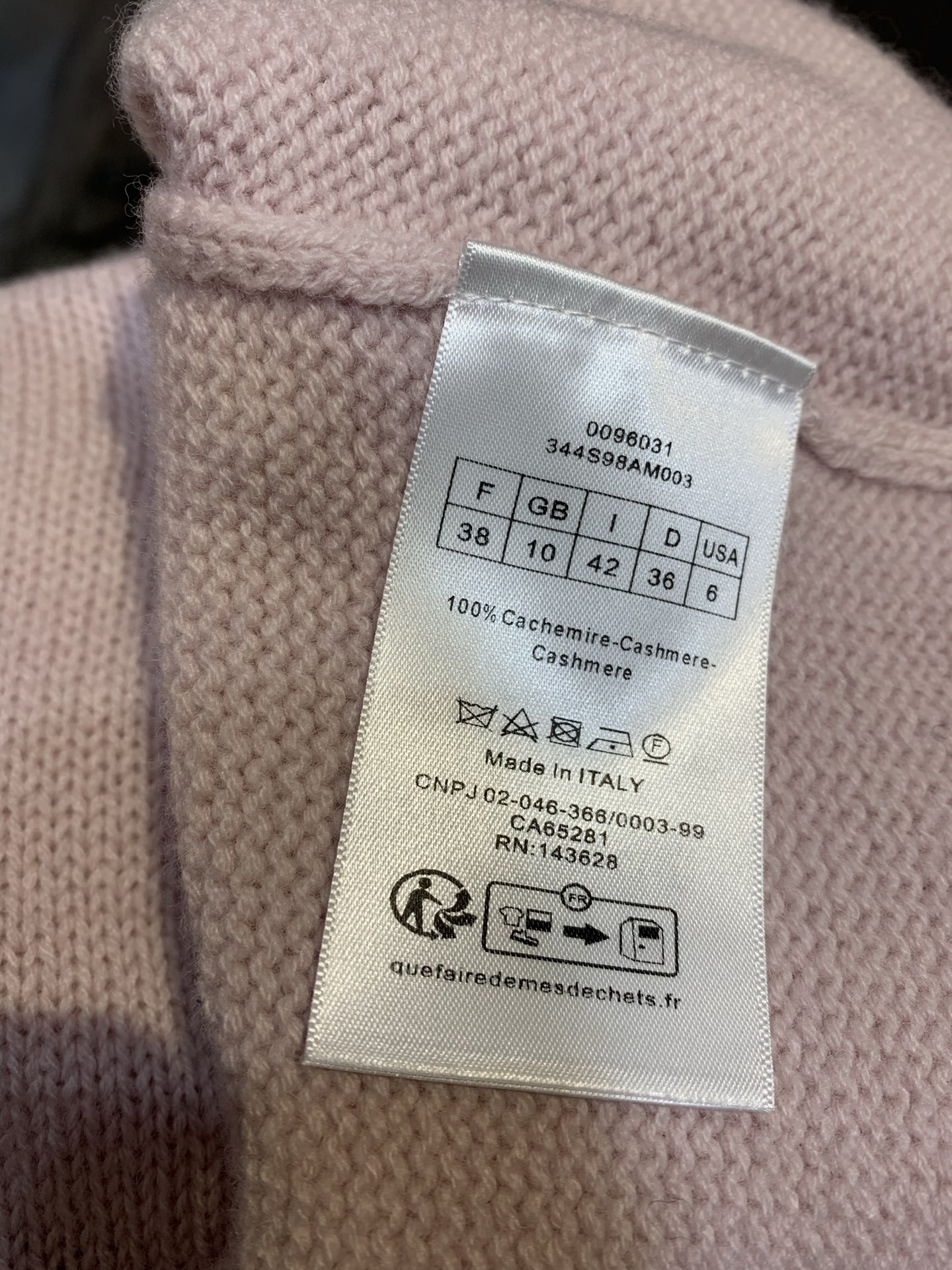 新款🔥出货啦📢 大货实拍 CD2025秋冬新款幸运星短袖羊绒针织上衣 经典时尚。采用粉色山羊绒织物精心制