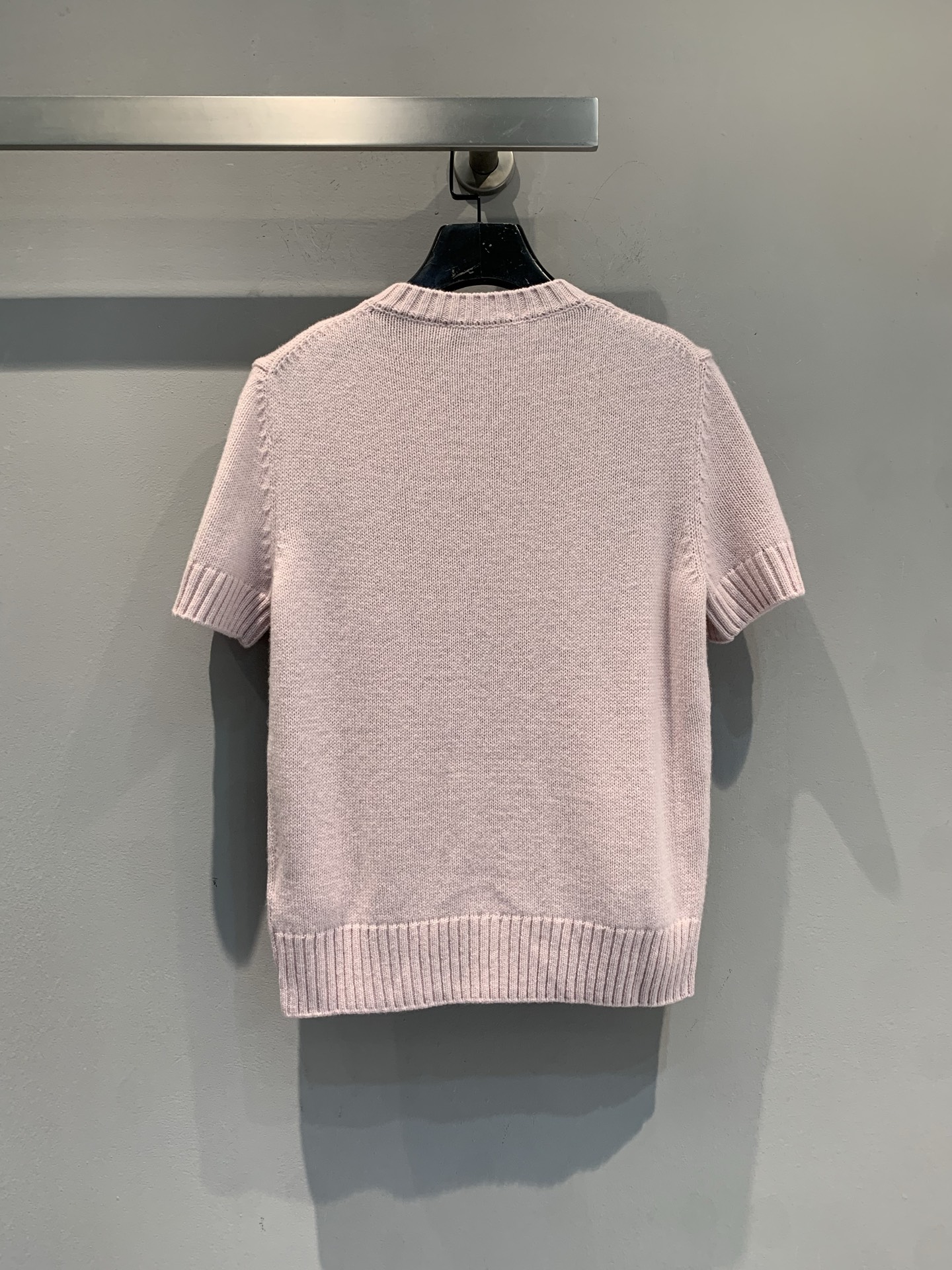 新款🔥出货啦📢 大货实拍 CD2025秋冬新款幸运星短袖羊绒针织上衣 经典时尚。采用粉色山羊绒织物精心制