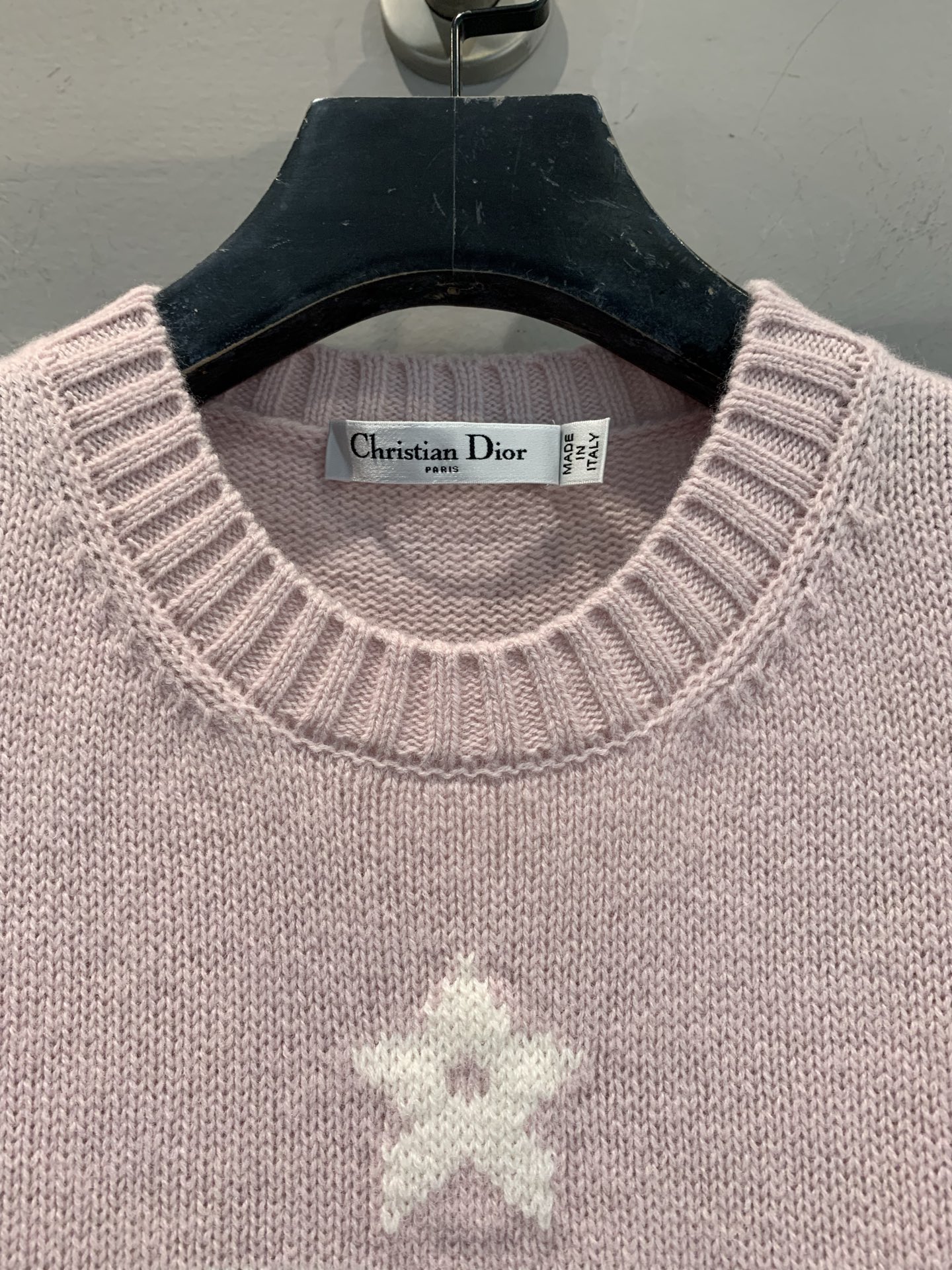 新款🔥出货啦📢 大货实拍 CD2025秋冬新款幸运星短袖羊绒针织上衣 经典时尚。采用粉色山羊绒织物精心制