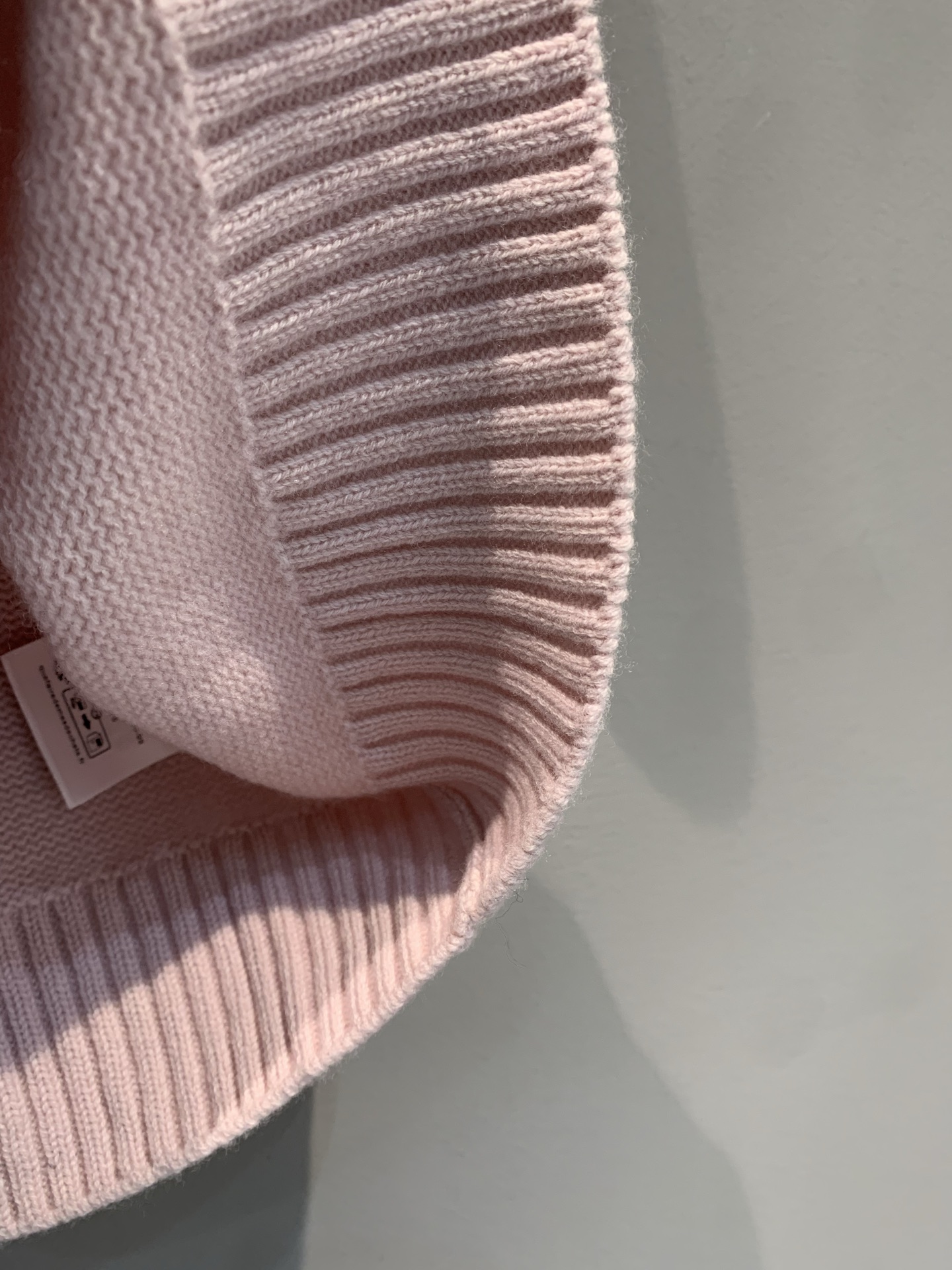 新款🔥出货啦📢 大货实拍 CD2025秋冬新款幸运星短袖羊绒针织上衣 经典时尚。采用粉色山羊绒织物精心制