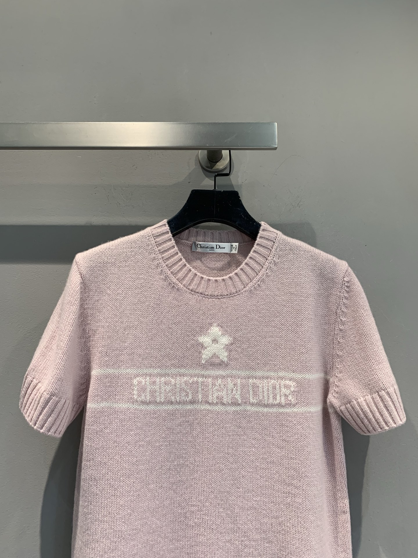 新款🔥出货啦📢 大货实拍 CD2025秋冬新款幸运星短袖羊绒针织上衣 经典时尚。采用粉色山羊绒织物精心制