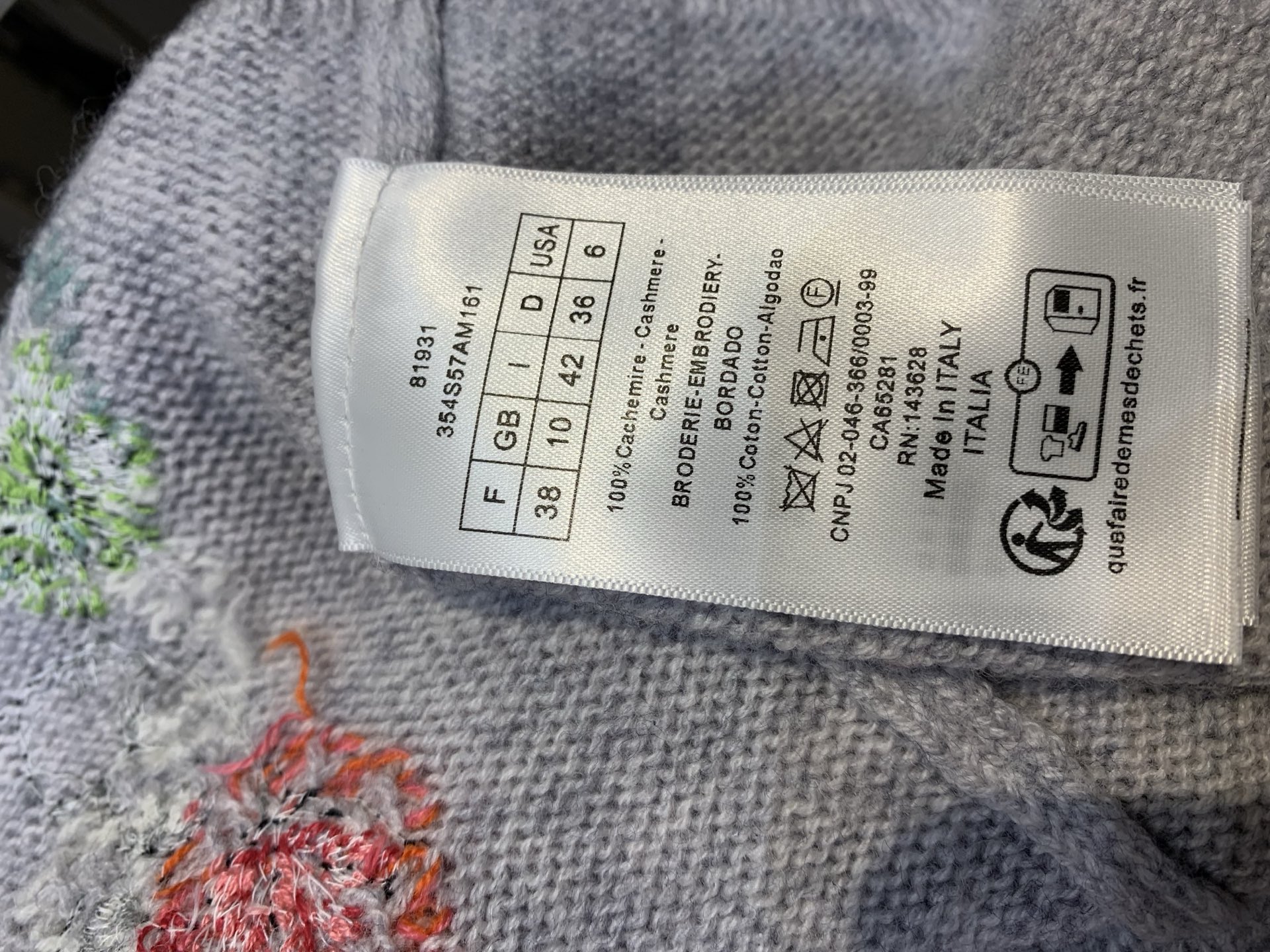 新款🔥出货啦📢 大货实拍 CD2025秋冬新款花卉刺绣羊绒上衣 饰以多色Florilegio图案 呈现缤