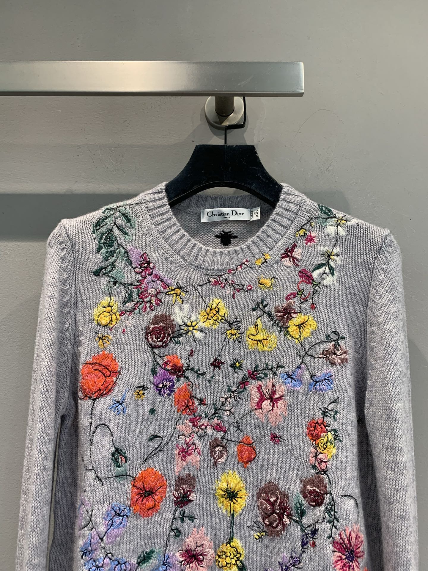 新款🔥出货啦📢 大货实拍 CD2025秋冬新款花卉刺绣羊绒上衣 饰以多色Florilegio图案 呈现缤
