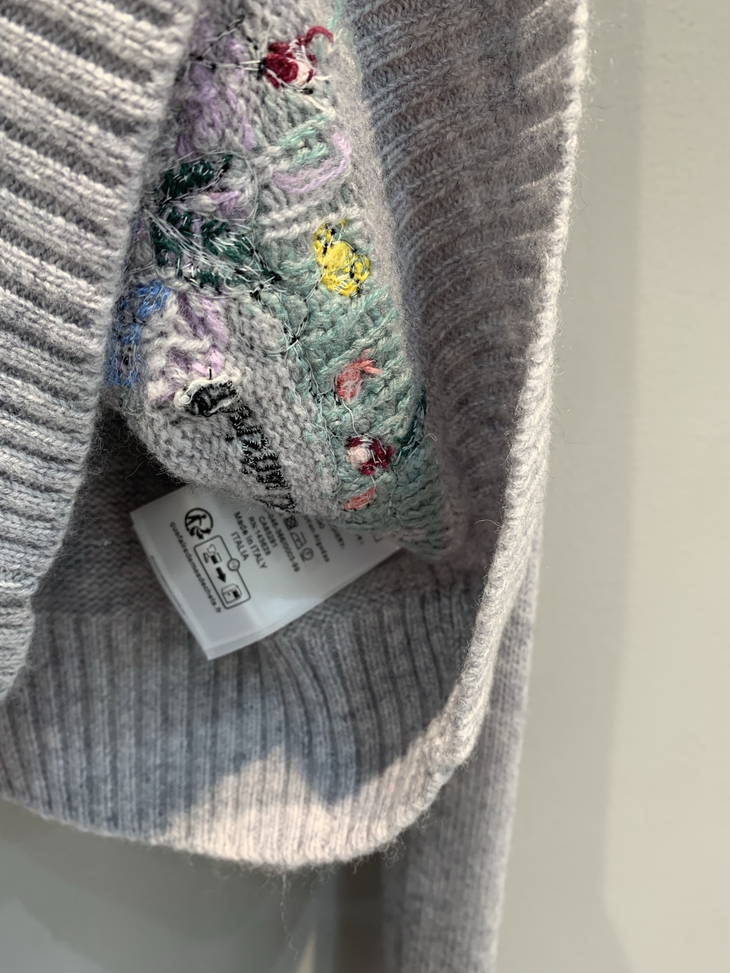 新款🔥出货啦📢 大货实拍 CD2025秋冬新款花卉刺绣羊绒上衣 饰以多色Florilegio图案 呈现缤