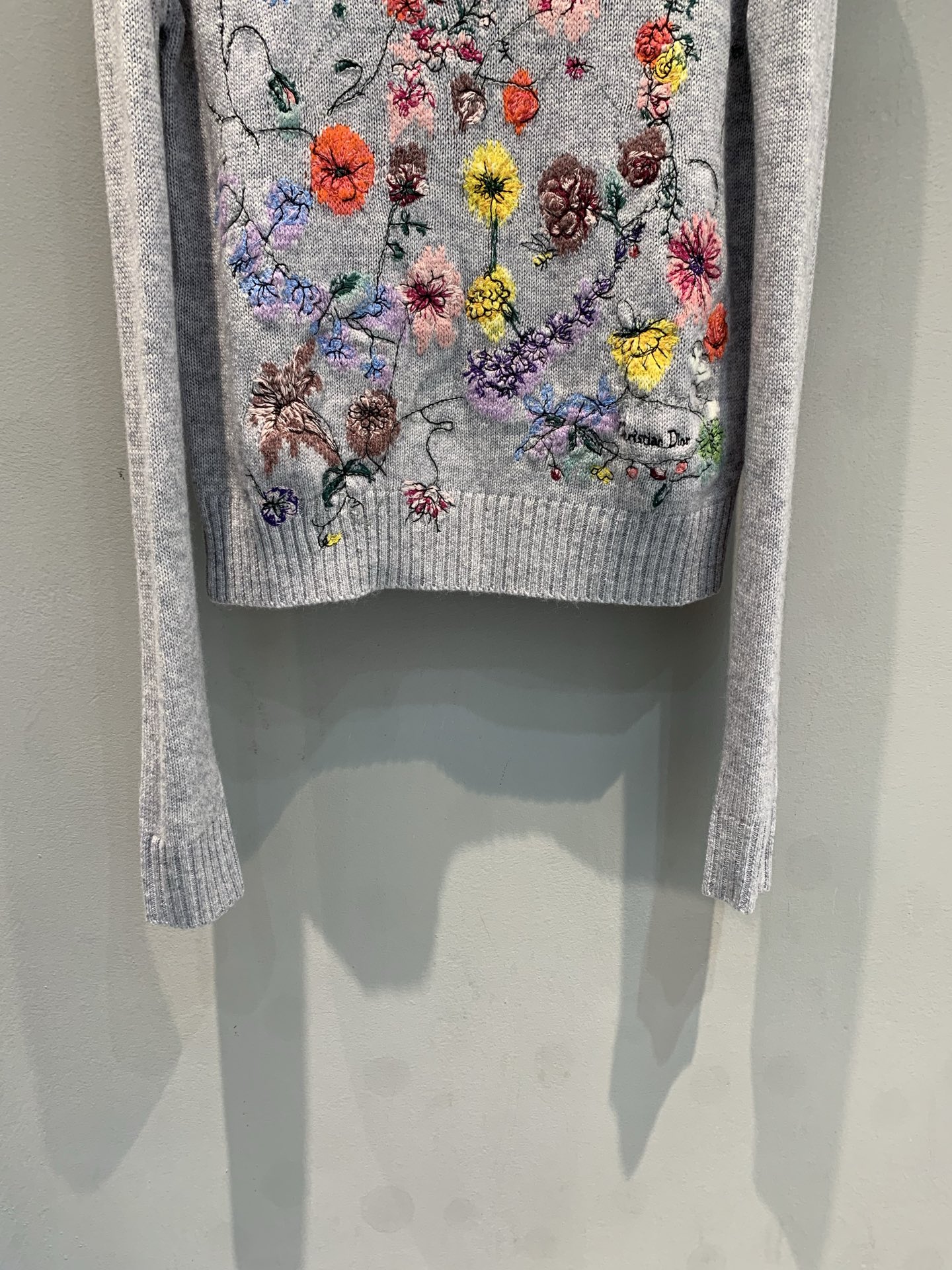 新款🔥出货啦📢 大货实拍 CD2025秋冬新款花卉刺绣羊绒上衣 饰以多色Florilegio图案 呈现缤