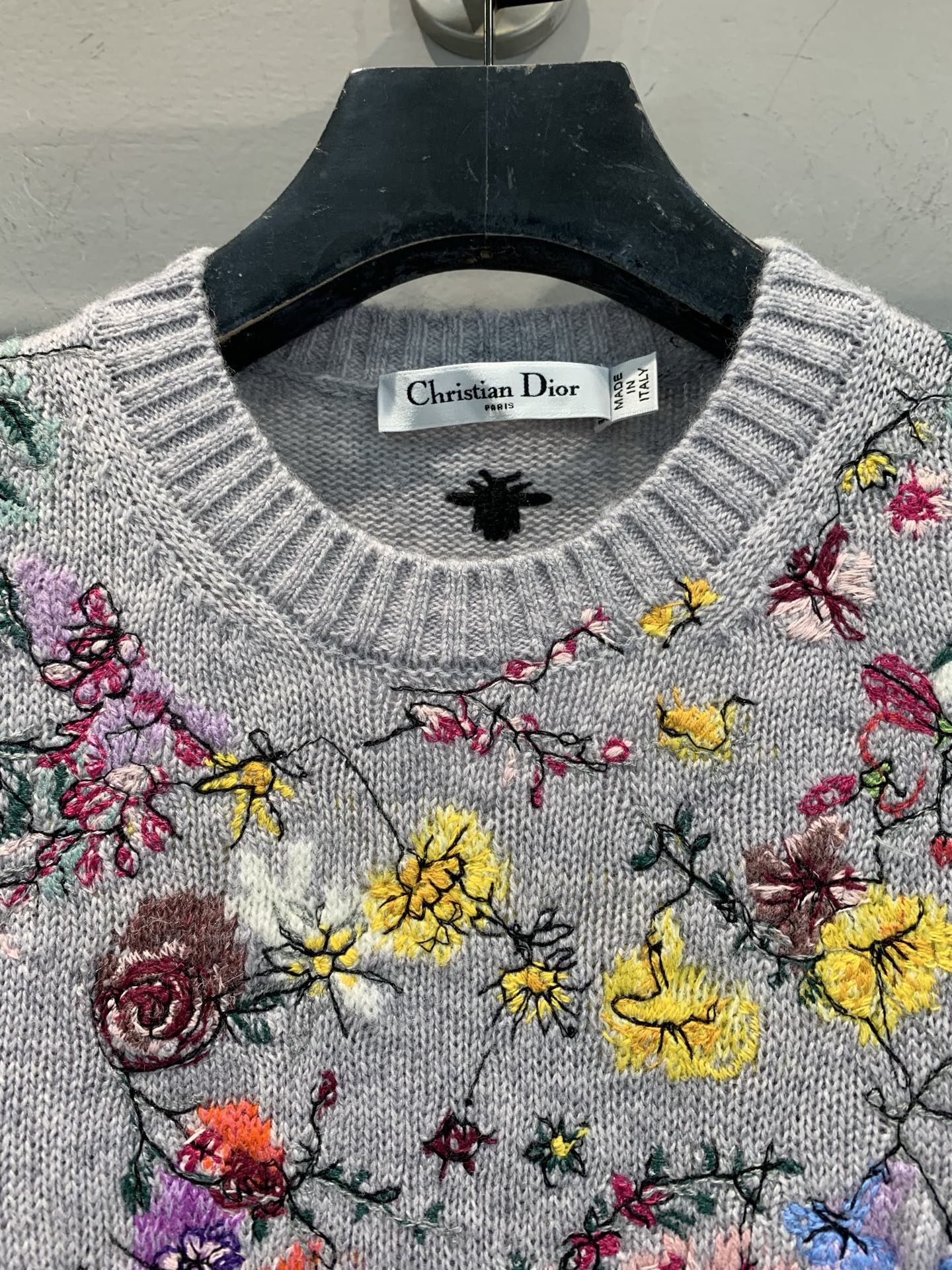 新款🔥出货啦📢 大货实拍 CD2025秋冬新款花卉刺绣羊绒上衣 饰以多色Florilegio图案 呈现缤
