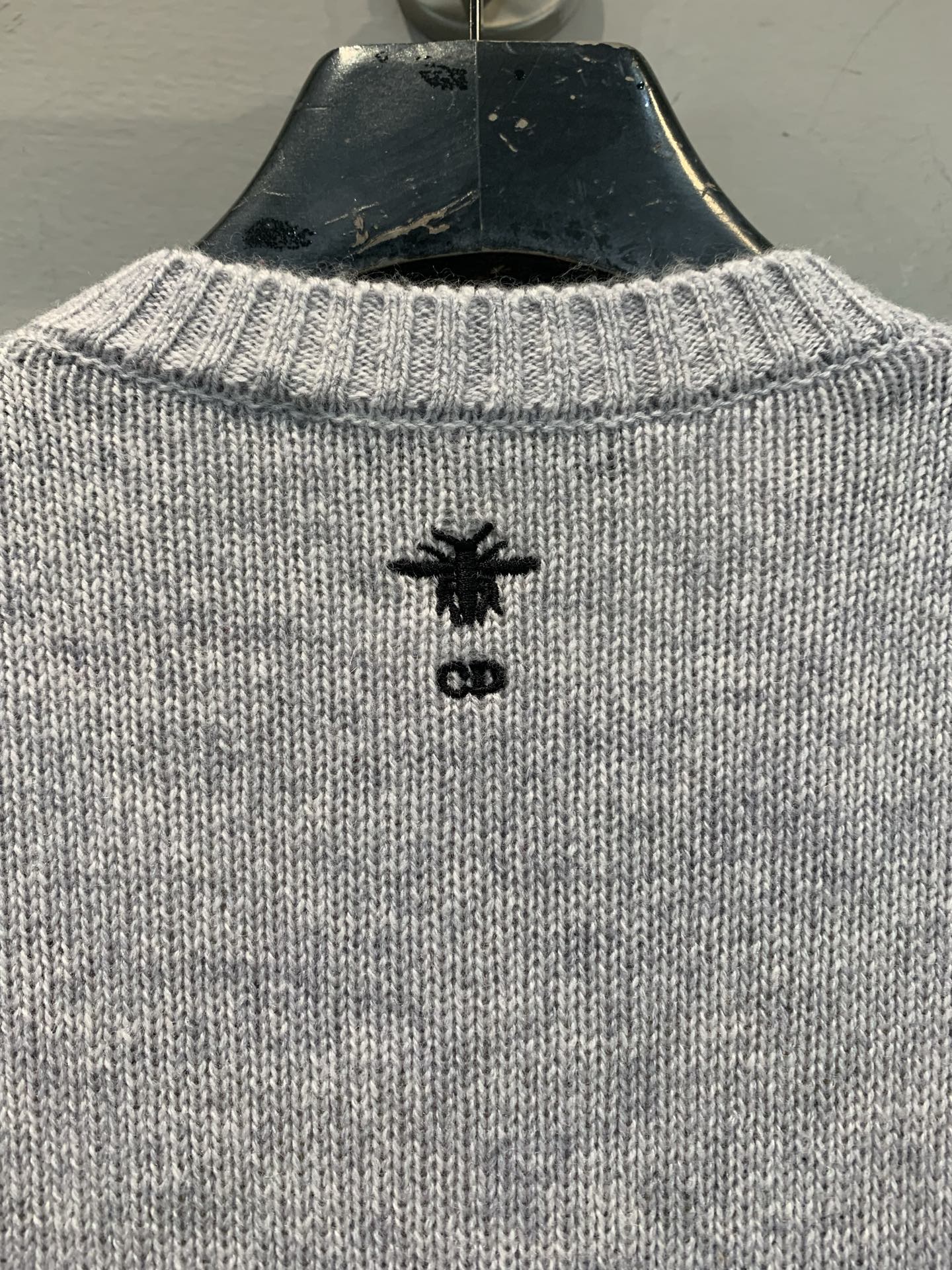 新款🔥出货啦📢 大货实拍 CD2025秋冬新款花卉刺绣羊绒上衣 饰以多色Florilegio图案 呈现缤