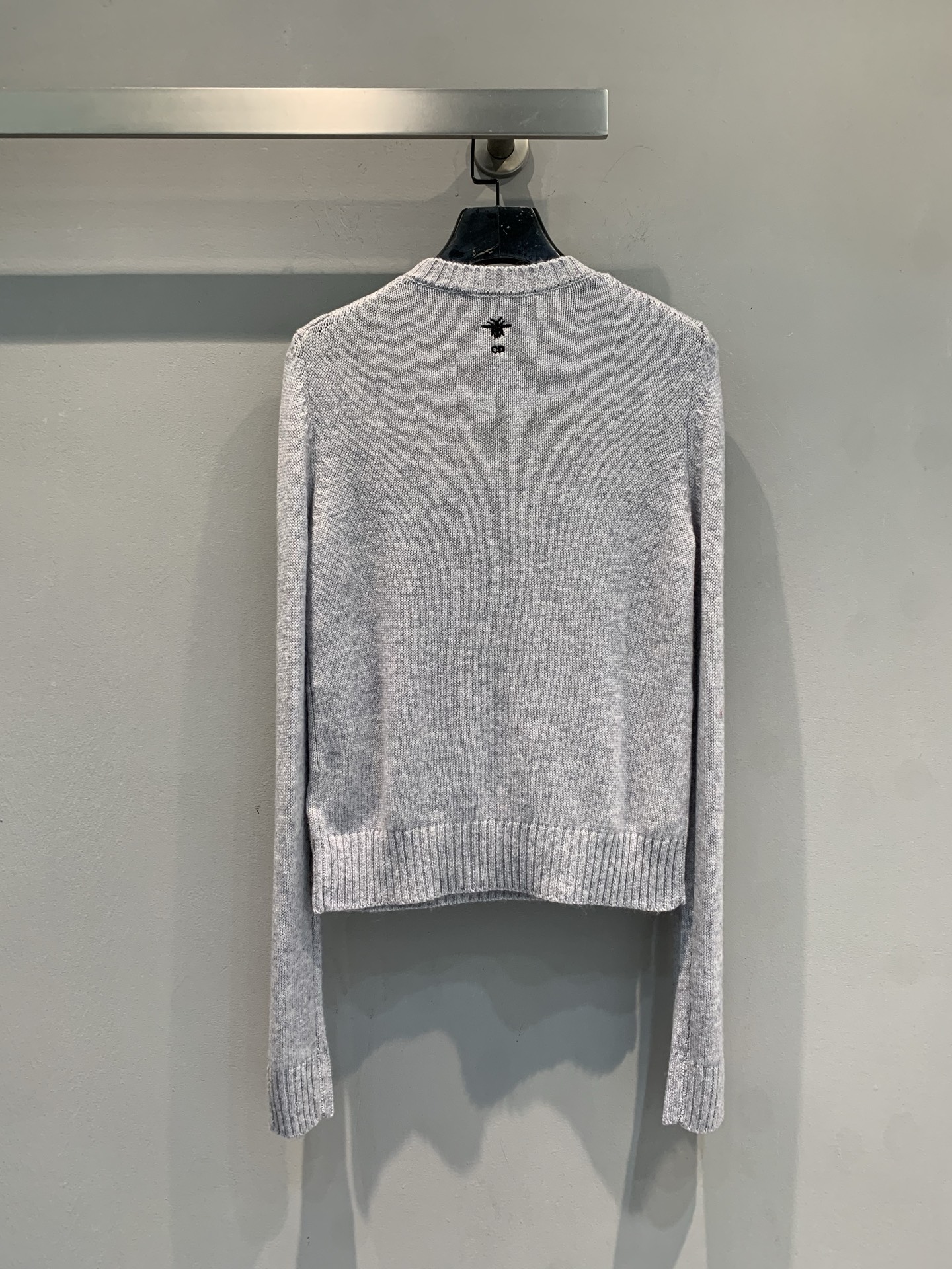 新款🔥出货啦📢 大货实拍 CD2025秋冬新款花卉刺绣羊绒上衣 饰以多色Florilegio图案 呈现缤