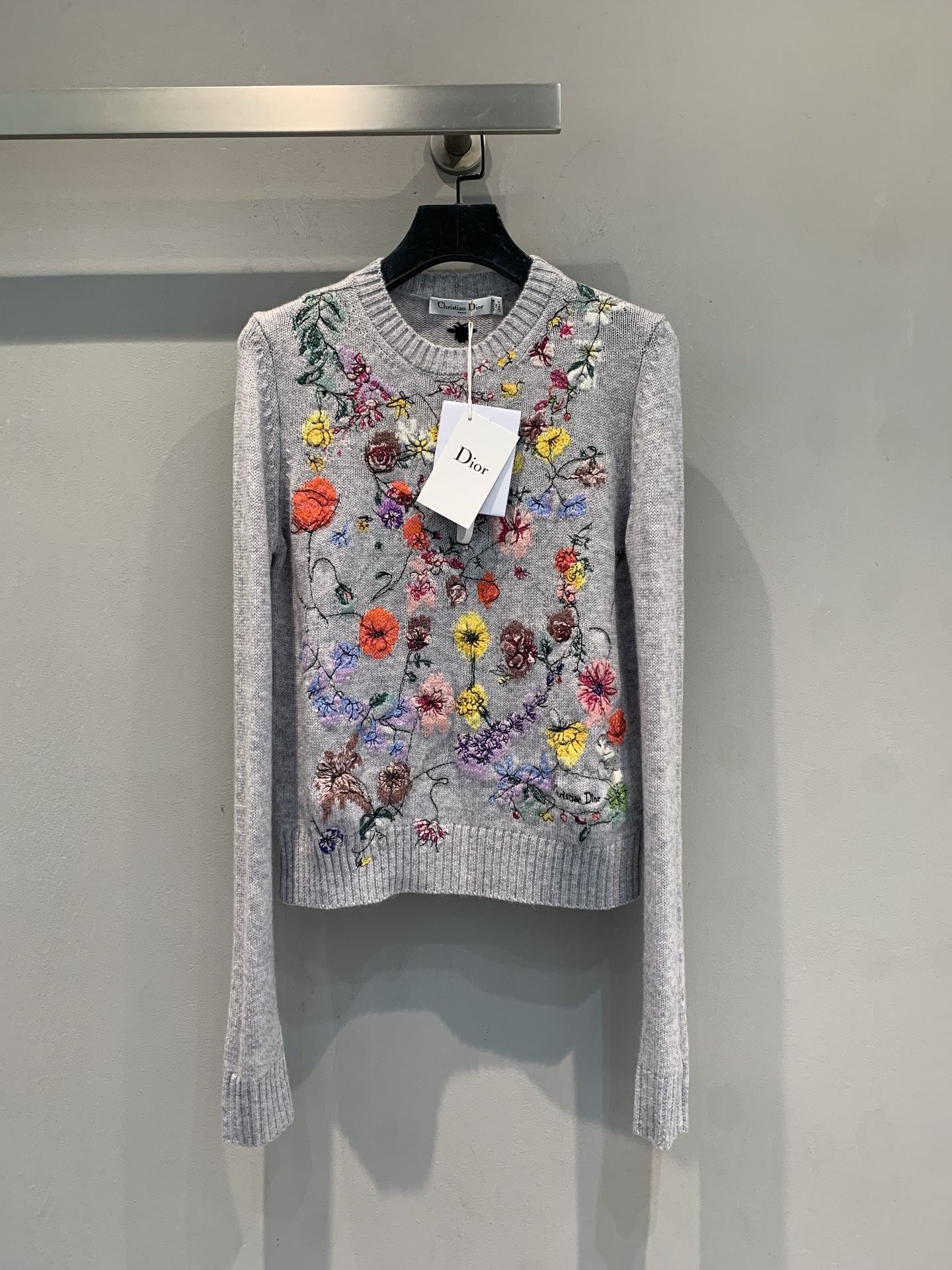 NO:565200,pNew model is shipped M Actual shot of large goods CD2025 new autumn and winter floral embroidered cashmere top decorated with multi-color Florilegio pattern presents a colorful and elegant floral world, highlighting the pastoral style. It is carefully made of gray cashmere fabric, with unique intarsia woven embroidery decoration. It is decorated with Christian Dior logo embroidery on the front and is embellished with rib details. It can be matched with other Florilegio items to create a refined look. Code number 36 38 40,, dior, alexander  wang19860909p新款出货啦M 大货实拍 CD2025秋冬新款花卉刺绣羊绒上衣 饰以多色Florilegio图案 呈现缤纷优雅的花卉世界,彰显田园风情.采用灰色山羊绒织物精心制作,嵌花编织刺绣装饰别具一格,正面饰以Christian Dior标志刺绣,点缀以罗纹细节 可与其他Florilegio 单品搭配,打造精致造型 码数36 38 40,,dior,alexander wang,Women's clothing