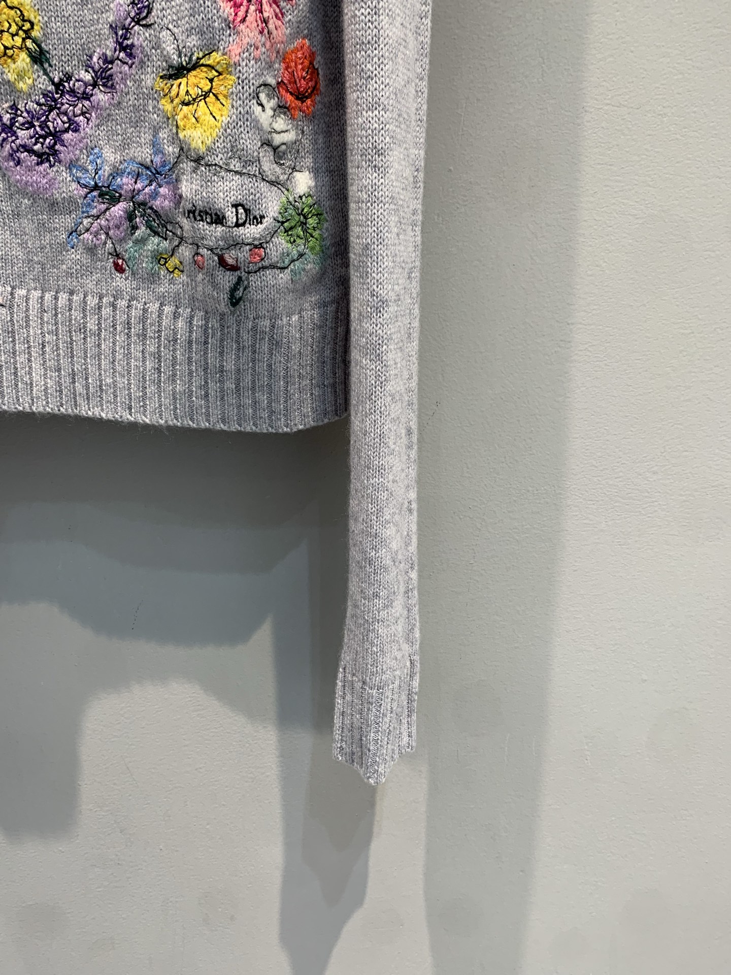 新款🔥出货啦📢 大货实拍 CD2025秋冬新款花卉刺绣羊绒上衣 饰以多色Florilegio图案 呈现缤