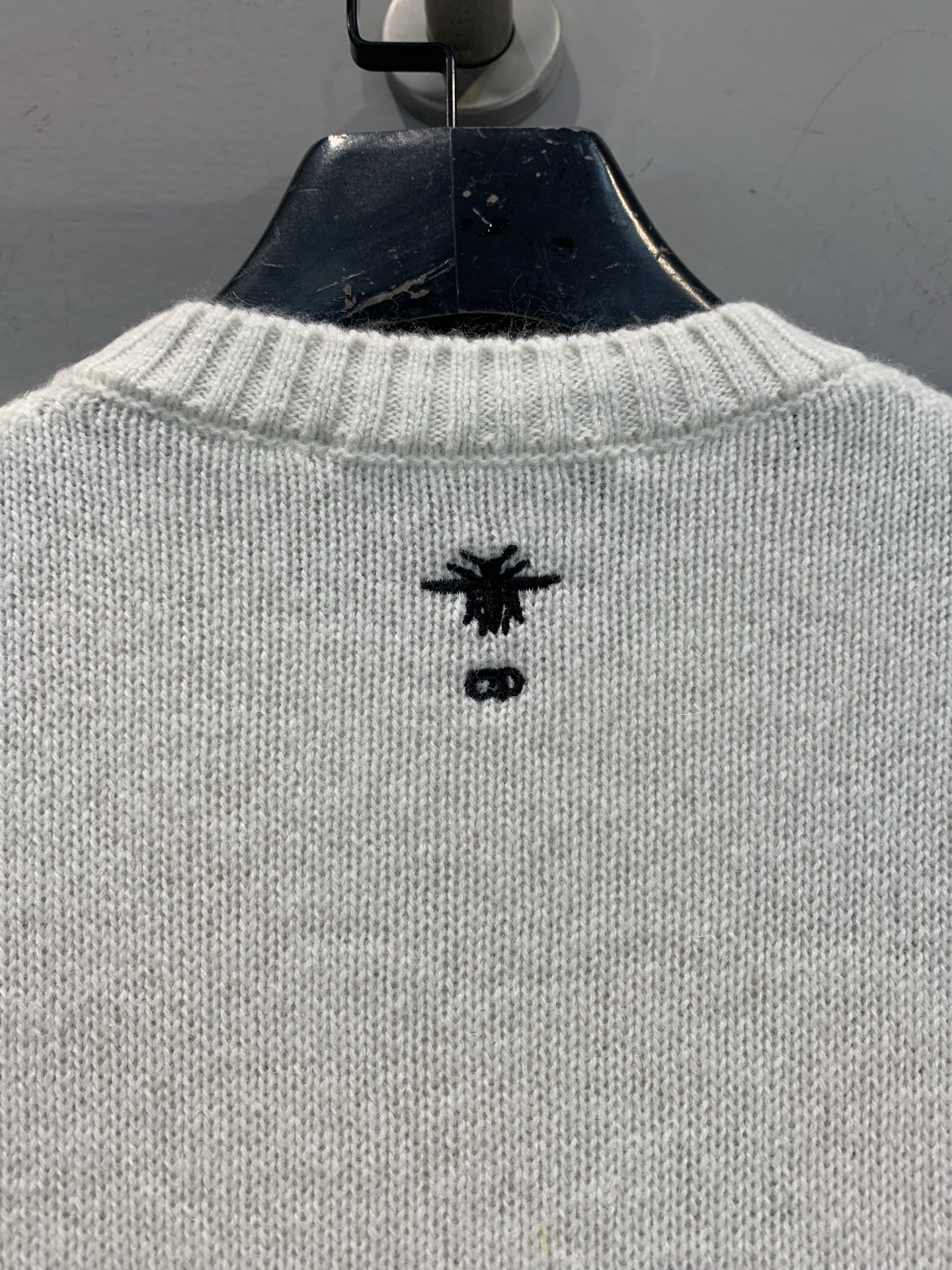 新款🔥出货啦📢 大货实拍 CD2025秋冬新款花卉刺绣羊绒上衣 饰以多色Florilegio图案 呈现缤